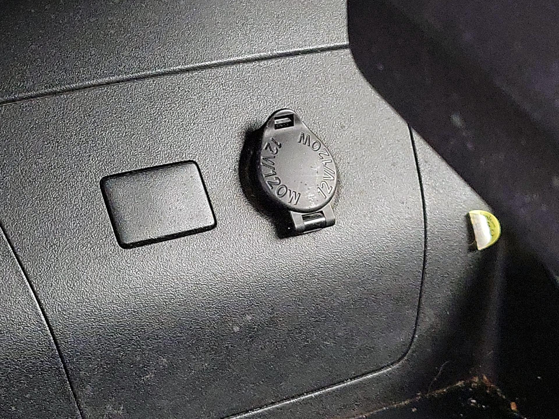 Thumbnail: 2015 Toyota Prius - 18