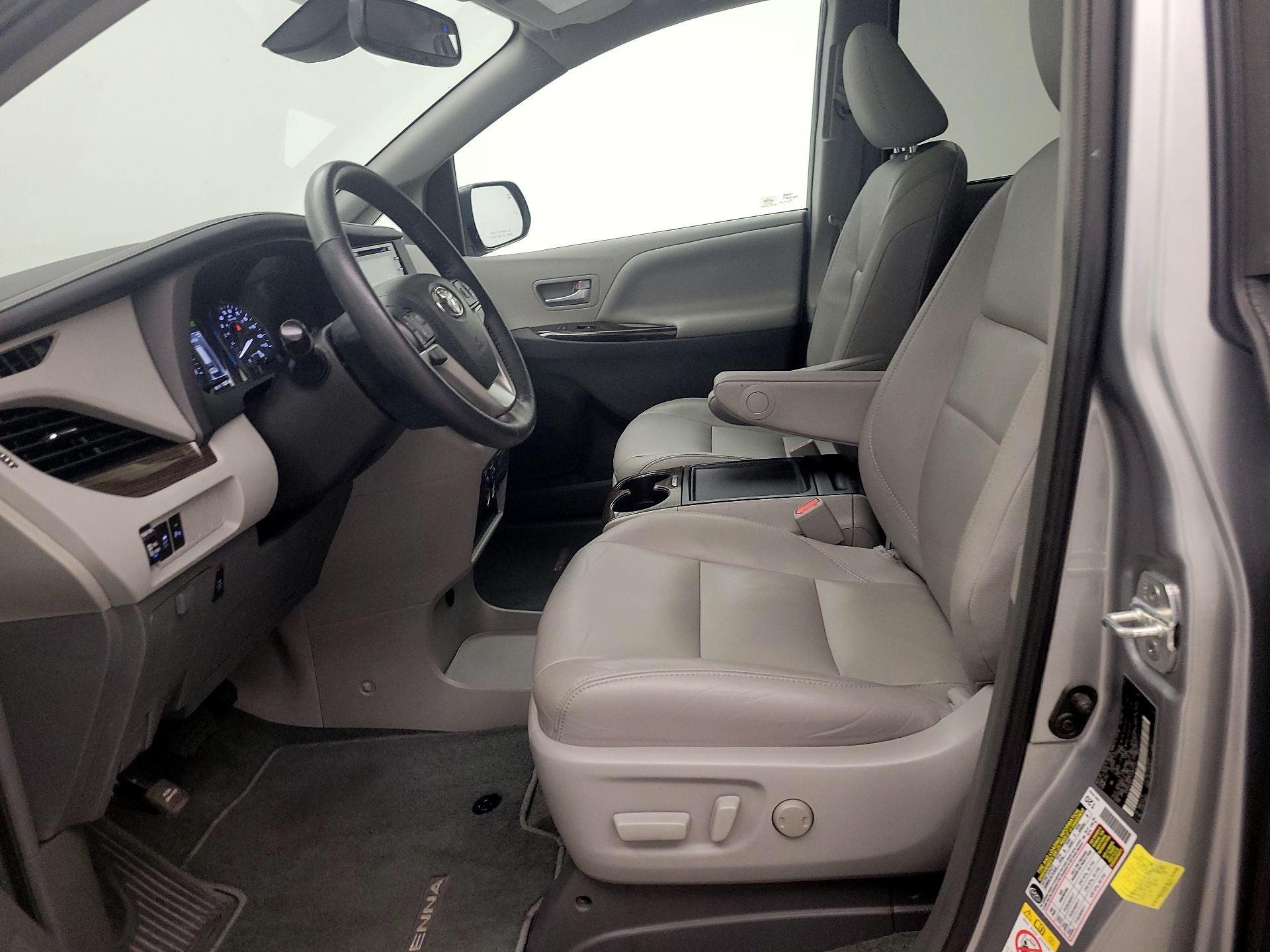 Thumbnail: 2018 Toyota Sienna - 11