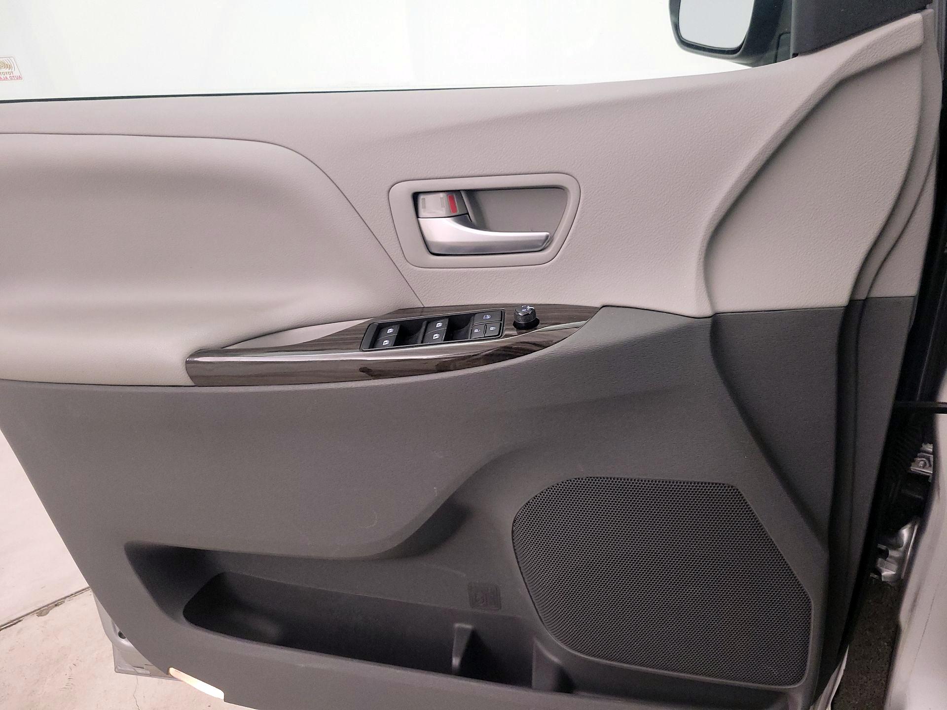 Thumbnail: 2018 Toyota Sienna - 12