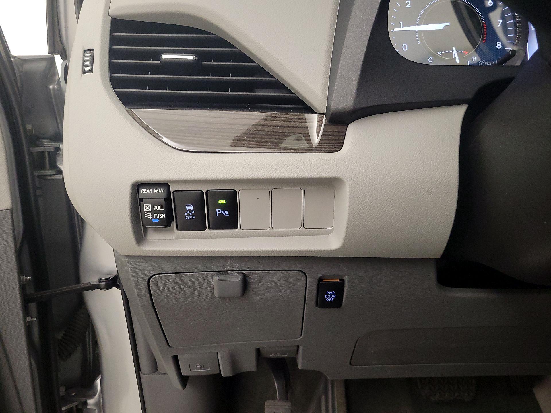 Thumbnail: 2018 Toyota Sienna - 13