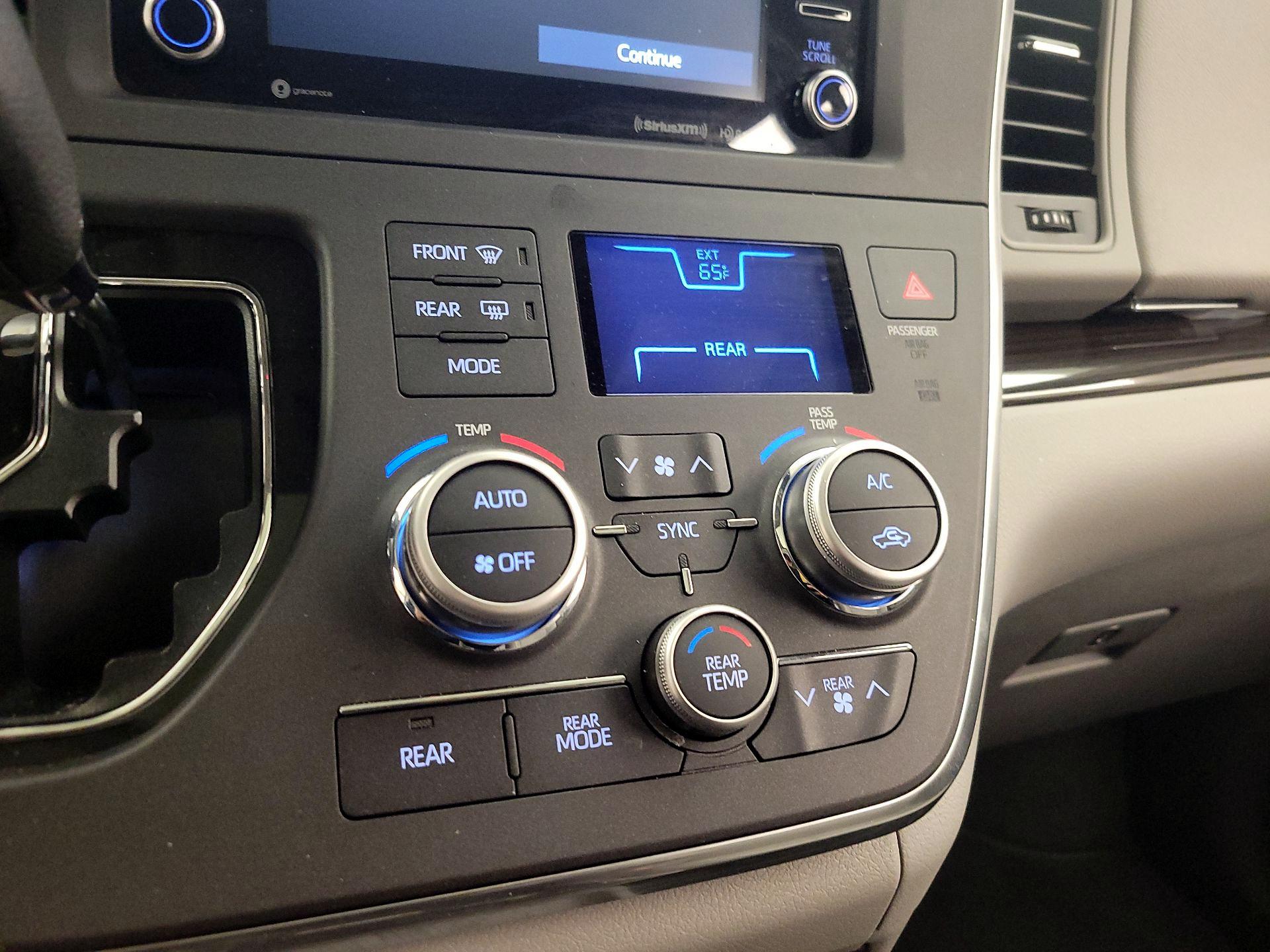 Thumbnail: 2018 Toyota Sienna - 16