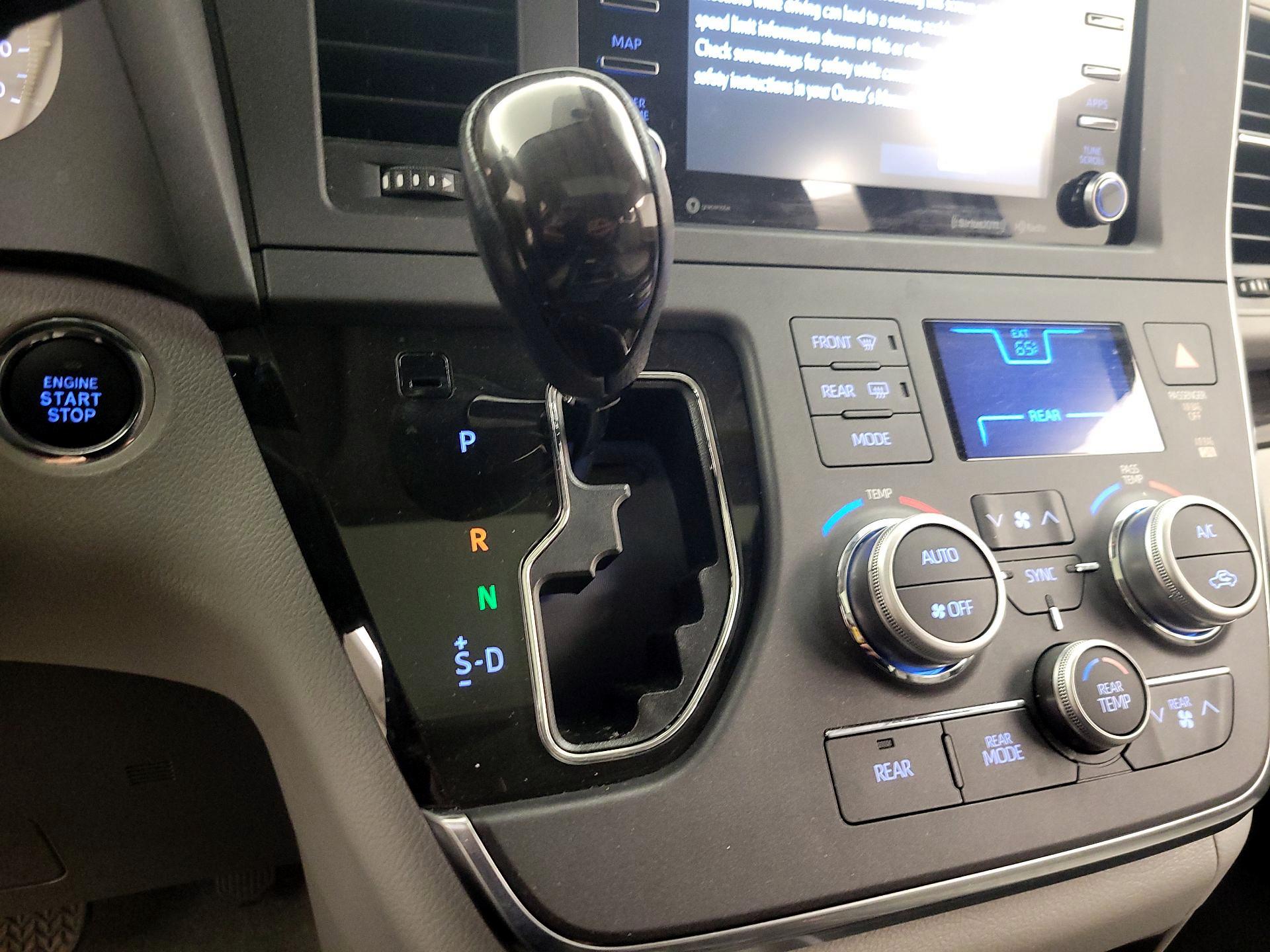 Thumbnail: 2018 Toyota Sienna - 17