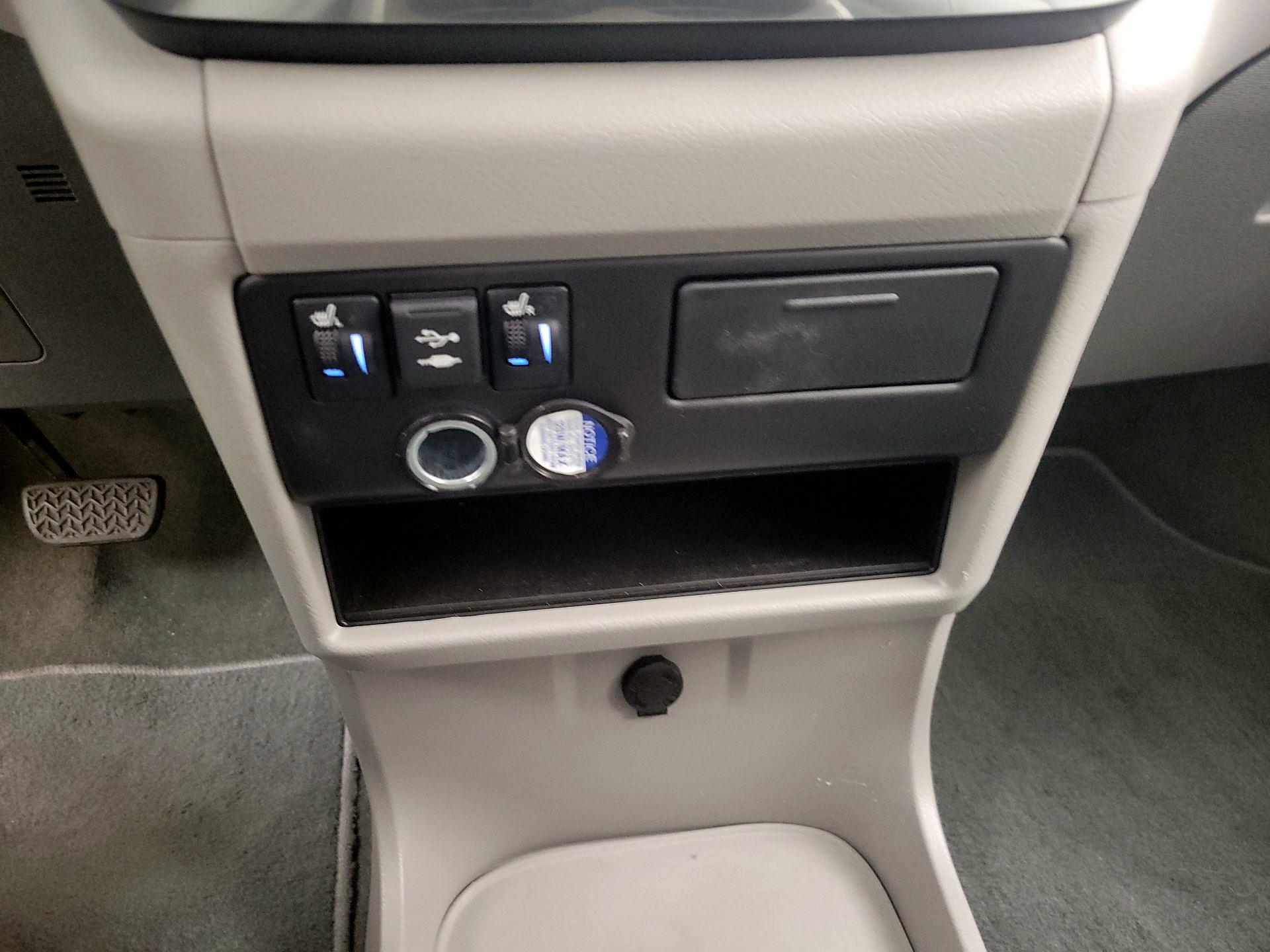 Thumbnail: 2018 Toyota Sienna - 18