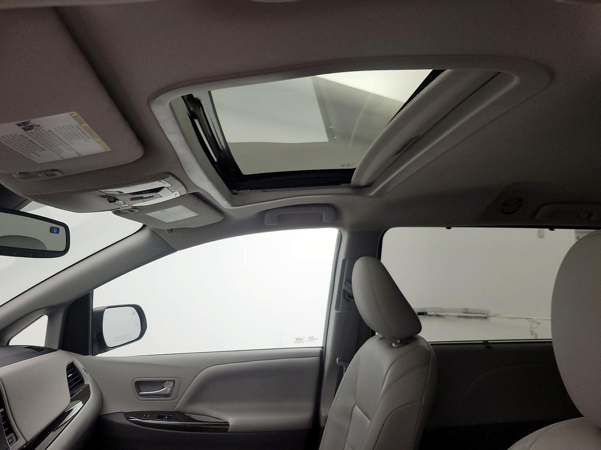 Thumbnail: 2018 Toyota Sienna - 19