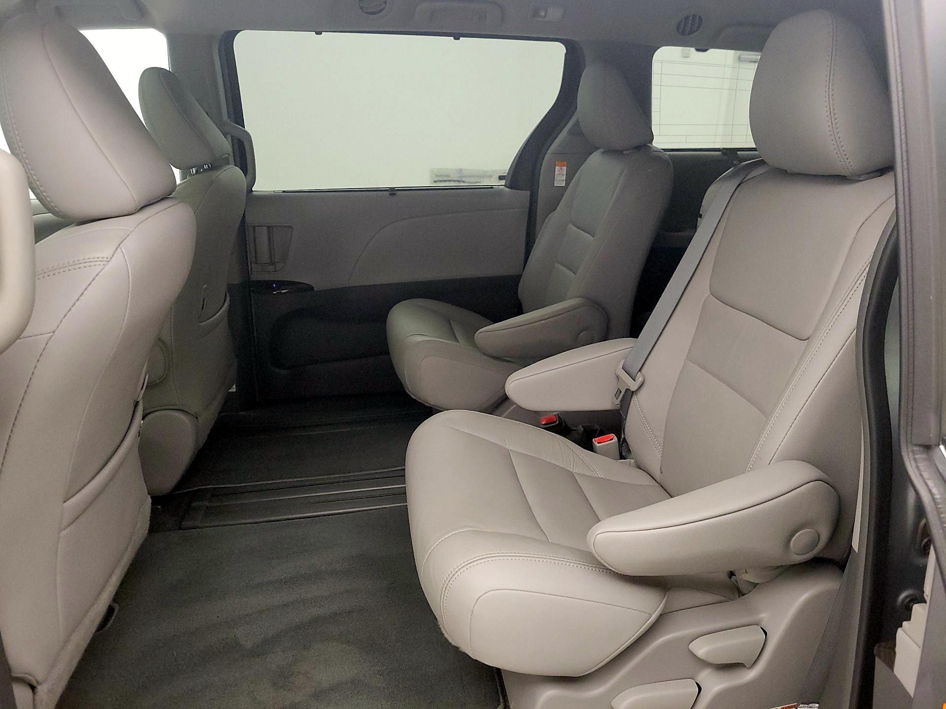 Thumbnail: 2018 Toyota Sienna - 20