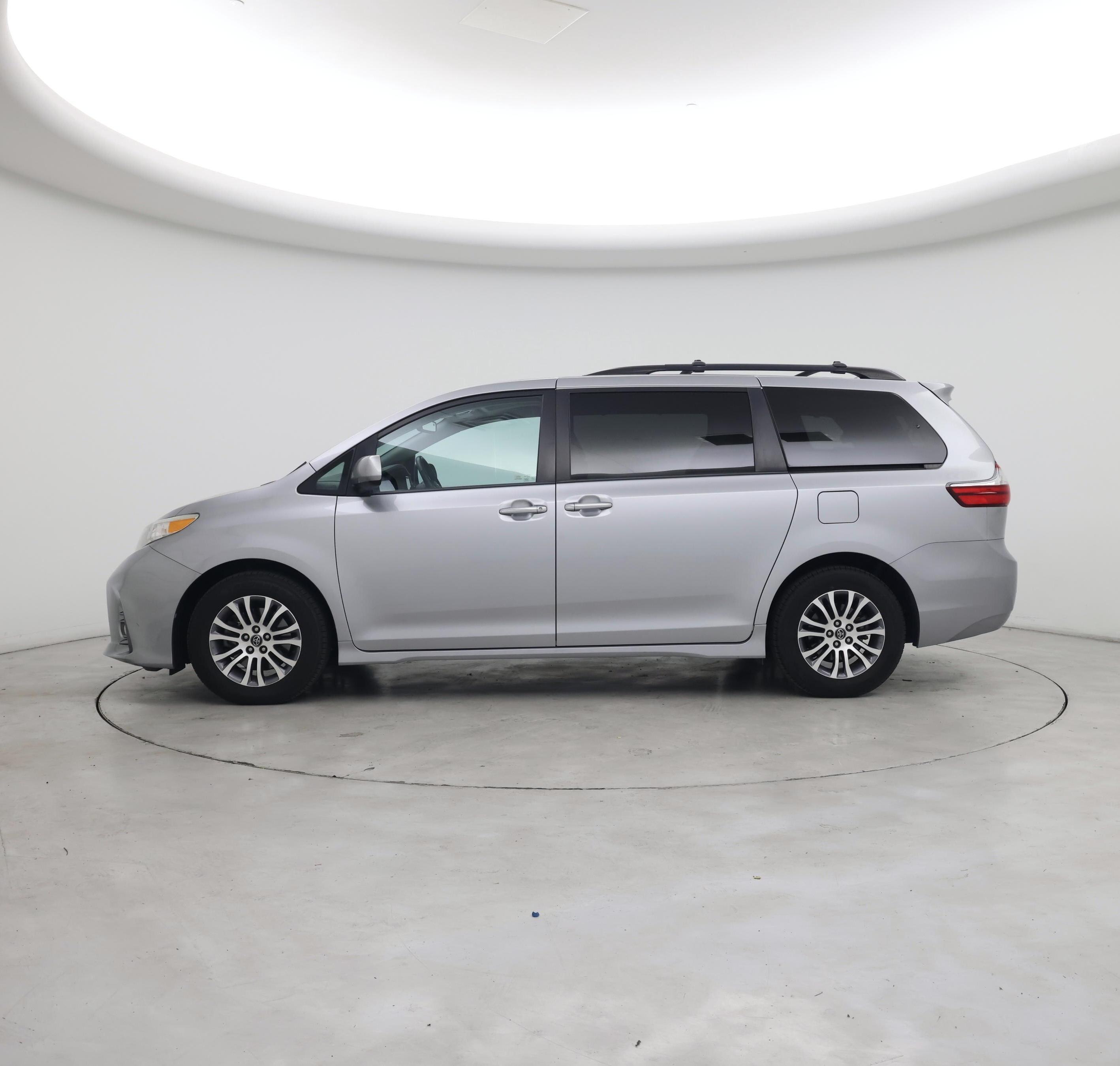 Thumbnail: 2018 Toyota Sienna - 3