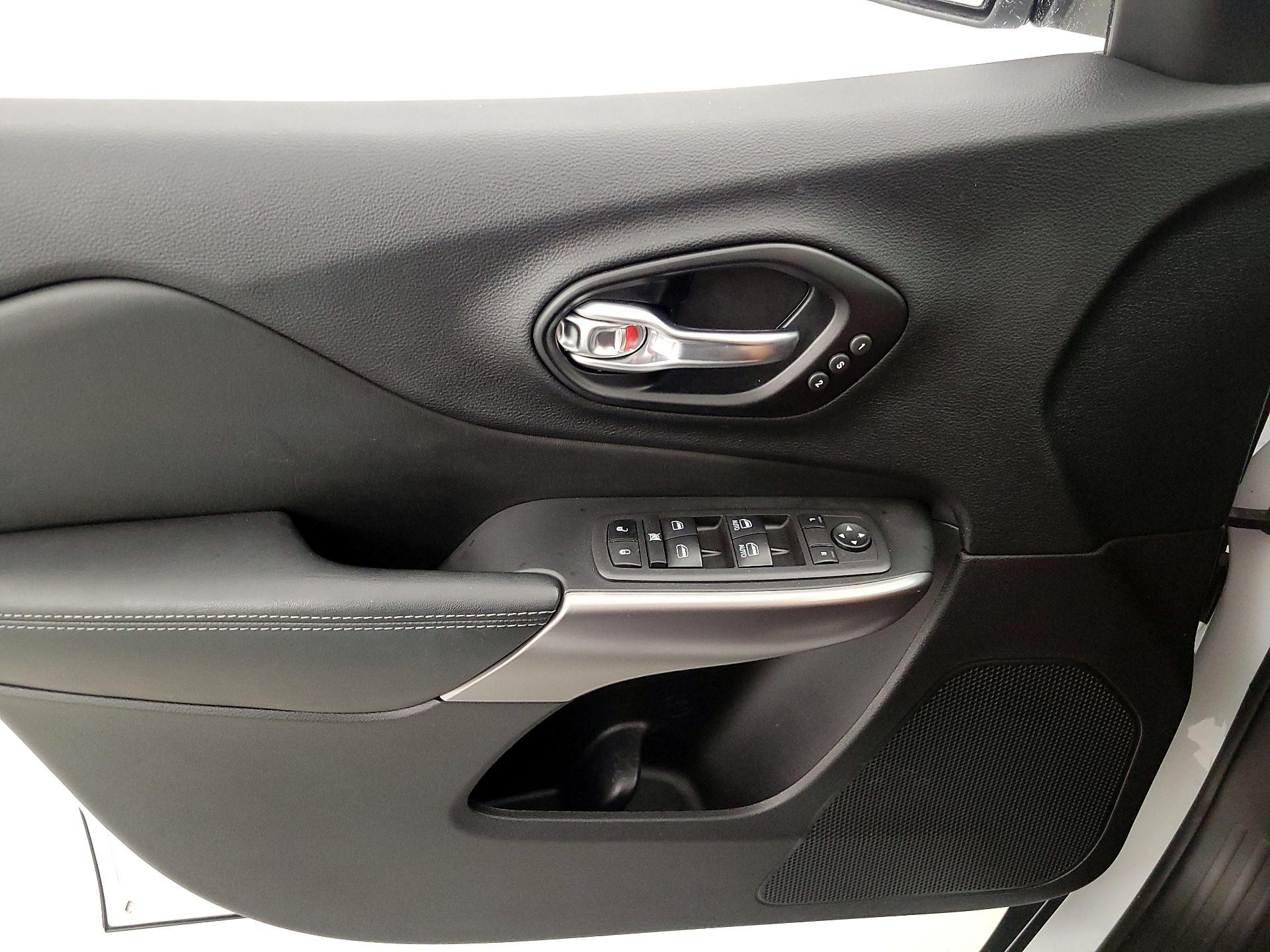 Thumbnail: 2021 Jeep Cherokee - 12