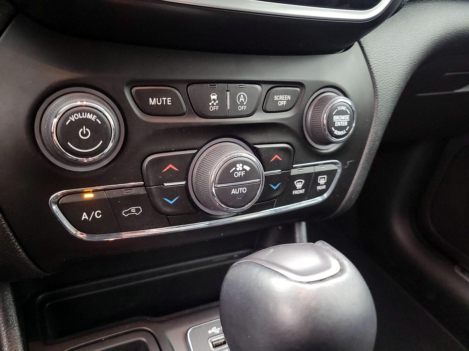 Thumbnail: 2021 Jeep Cherokee - 14