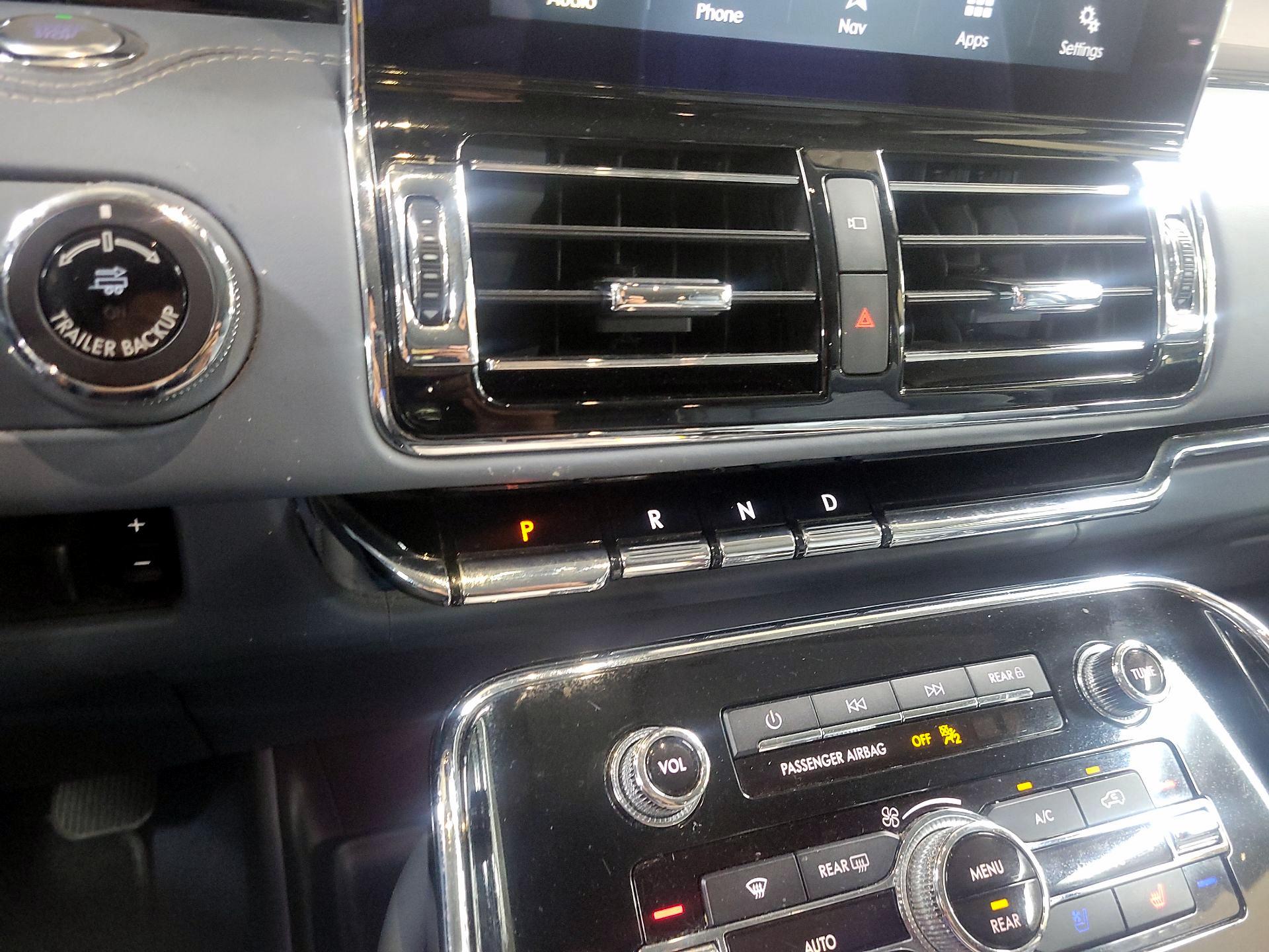 Thumbnail: 2019 Lincoln Navigator L - 16