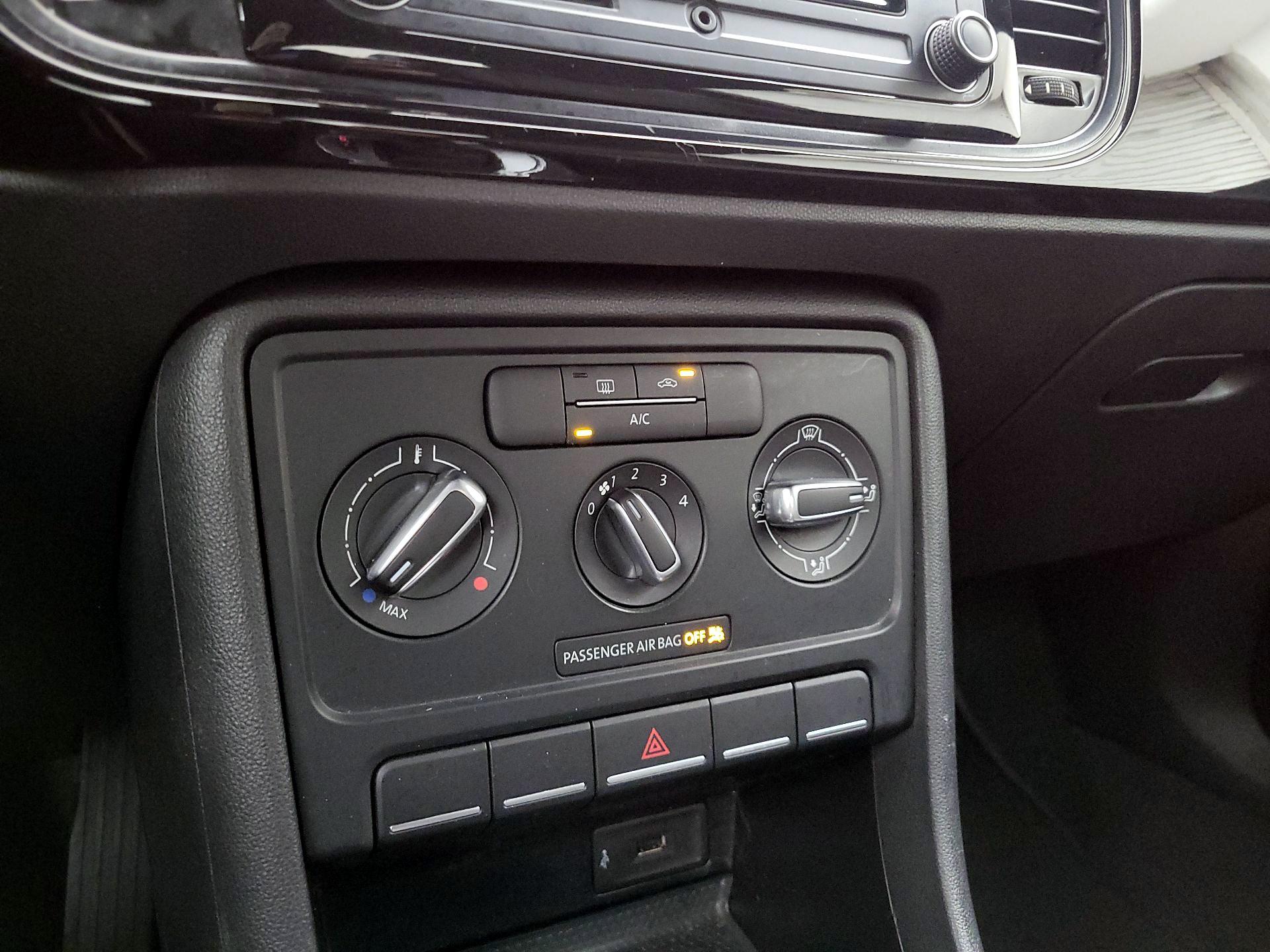 Thumbnail: 2018 Volkswagen Beetle - 16