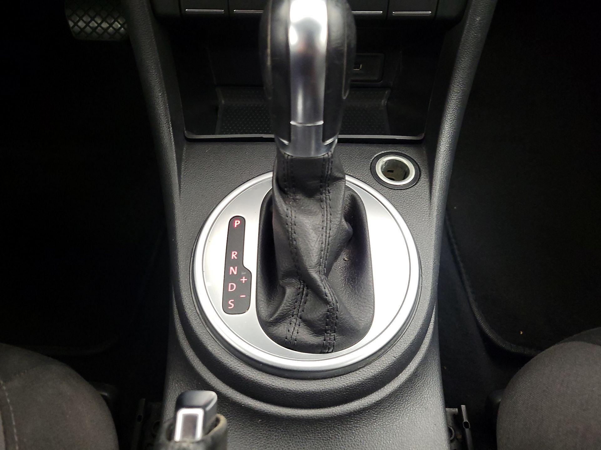 Thumbnail: 2018 Volkswagen Beetle - 17