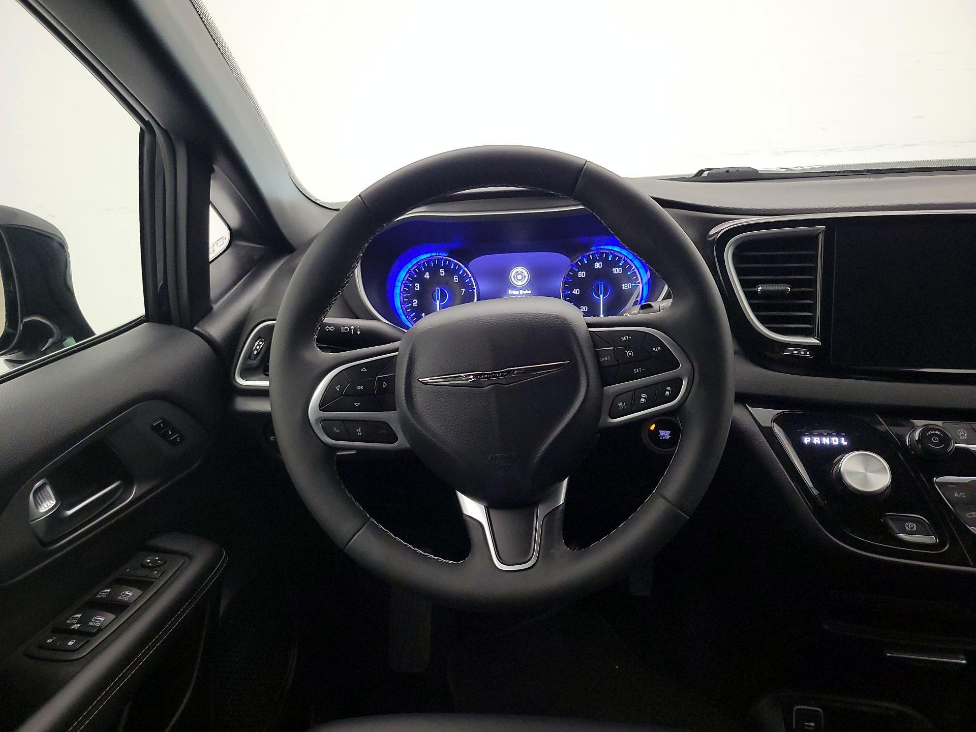 Thumbnail: 2025 Chrysler Pacifica - 10