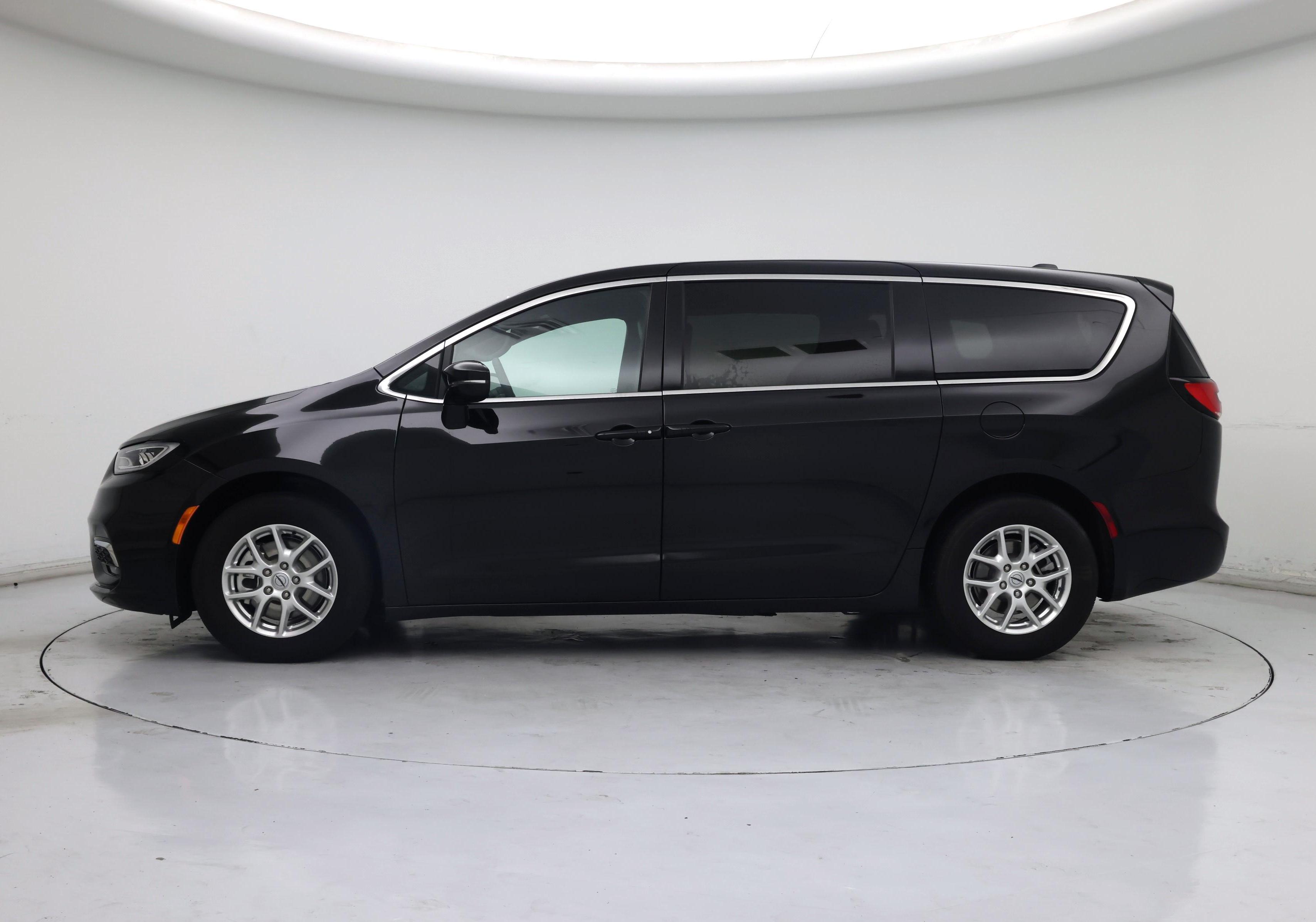Thumbnail: 2025 Chrysler Pacifica - 3