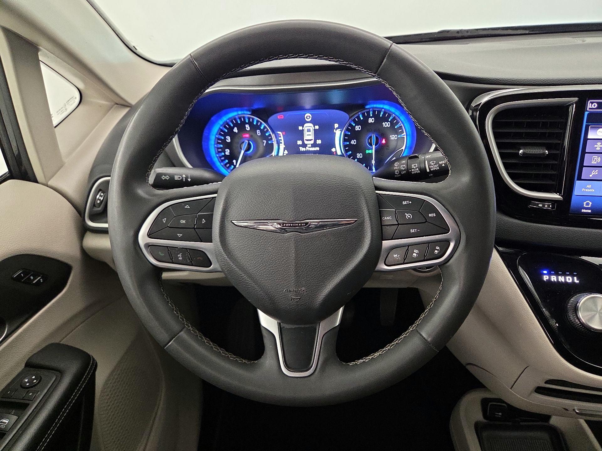 Thumbnail: 2023 Chrysler Pacifica - 10