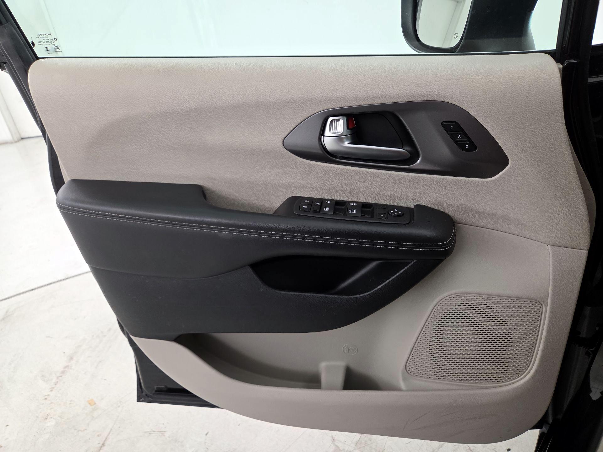 Thumbnail: 2023 Chrysler Pacifica - 12