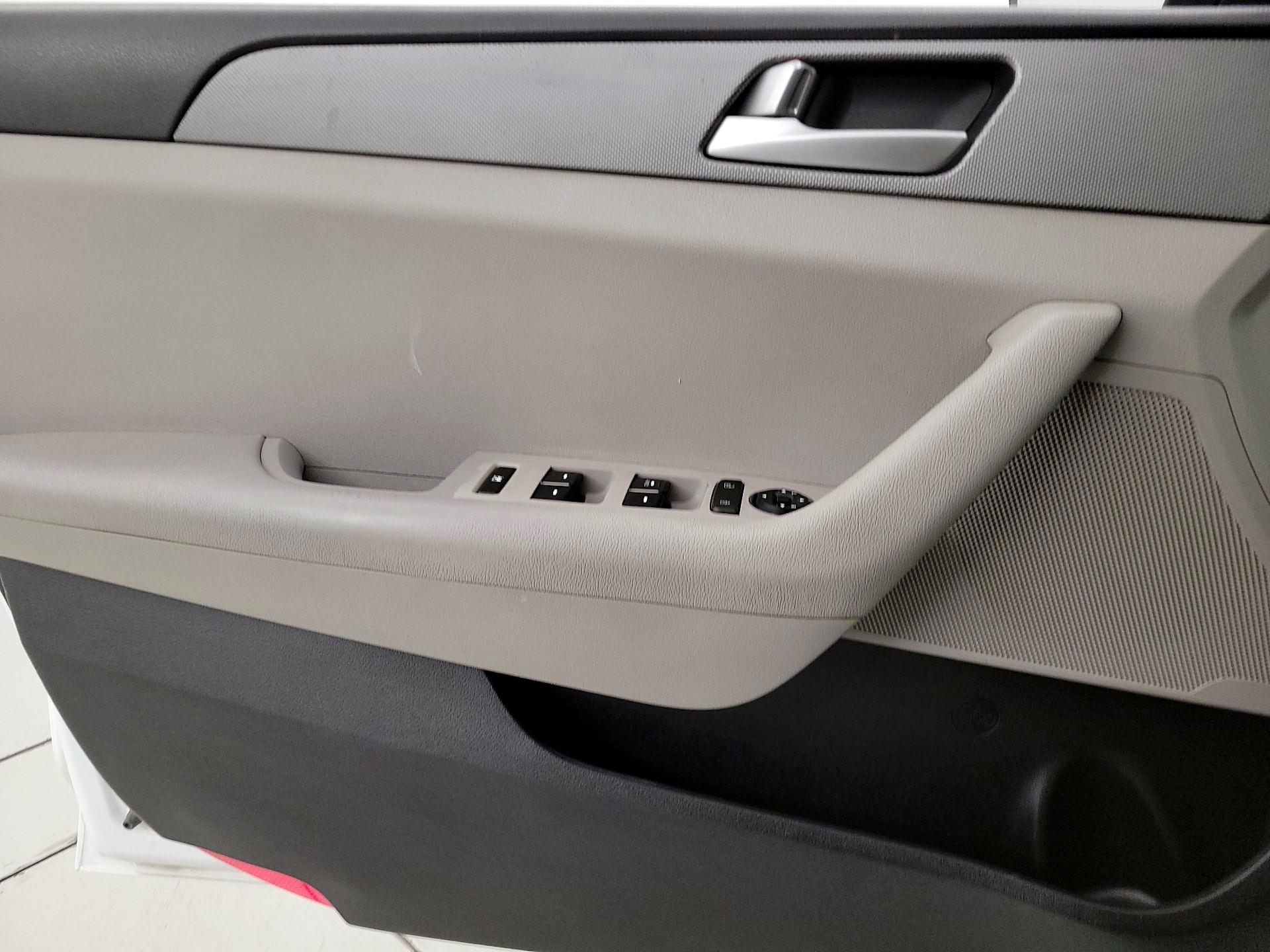 Thumbnail: 2015 Hyundai Sonata - 12