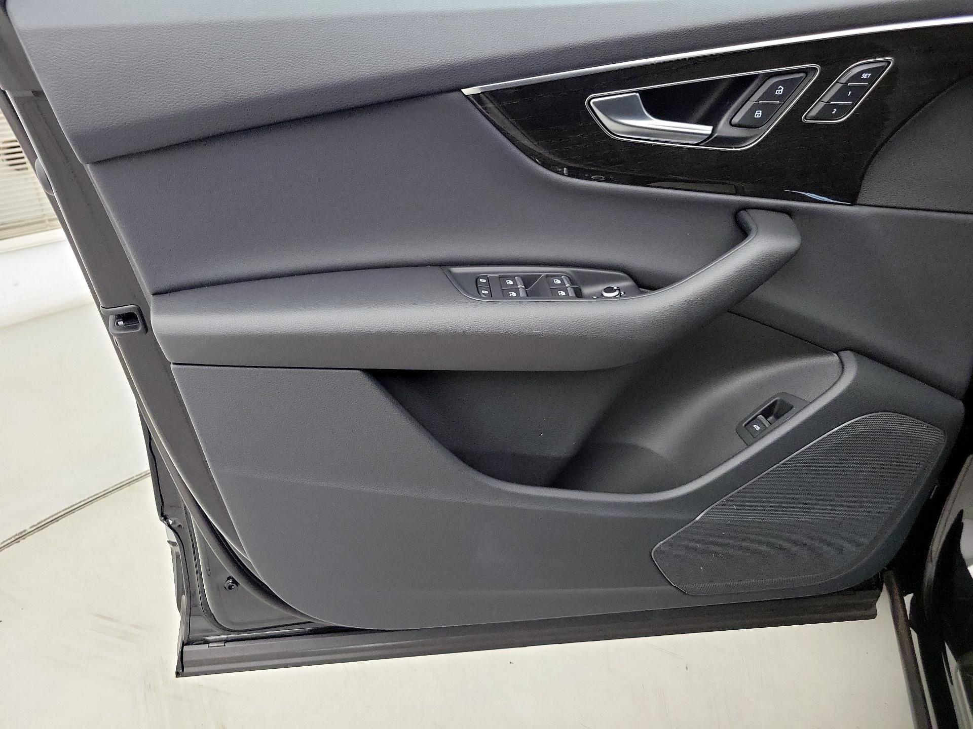 Thumbnail: 2025 Audi Q7 - 12