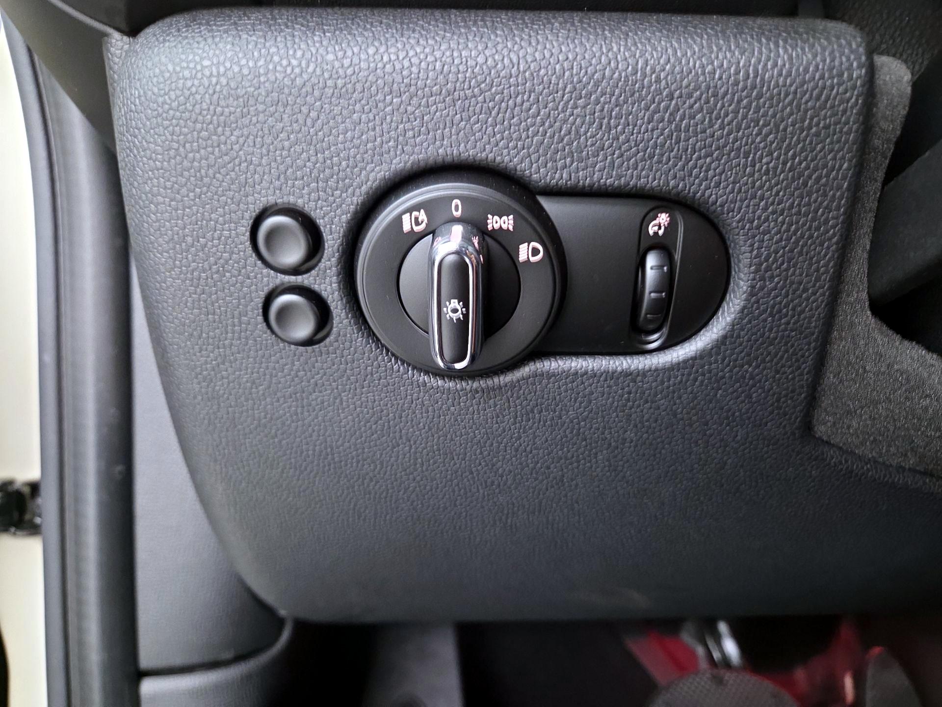 Thumbnail: 2016 MINI Cooper Hardtop - 13