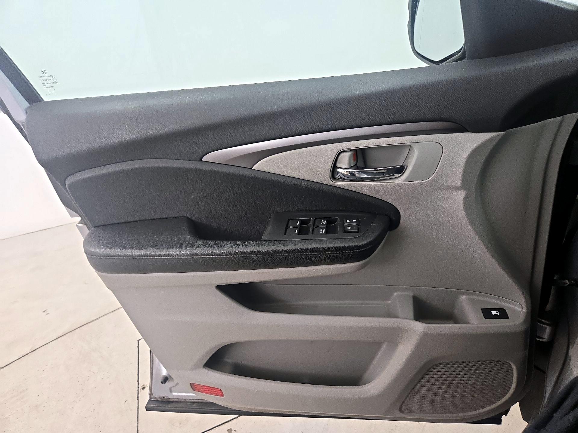 Thumbnail: 2016 Honda Pilot - 12
