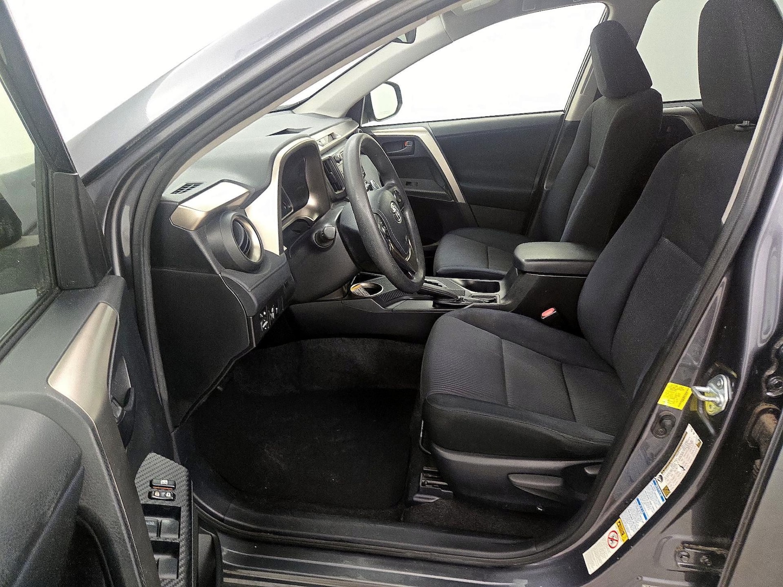 2015 Toyota RAV4 LE - Photo 12