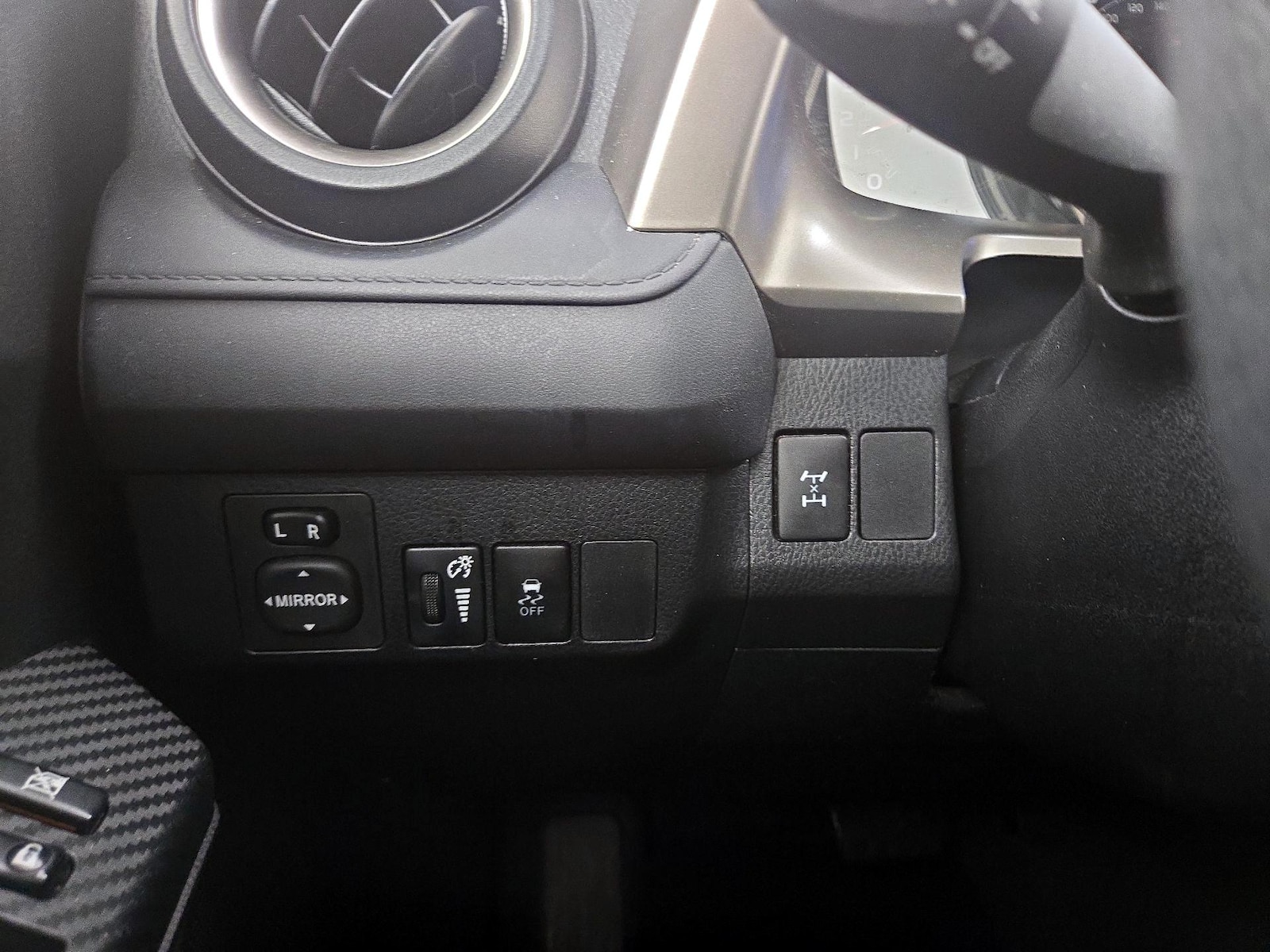 2015 Toyota RAV4 LE - Photo 14