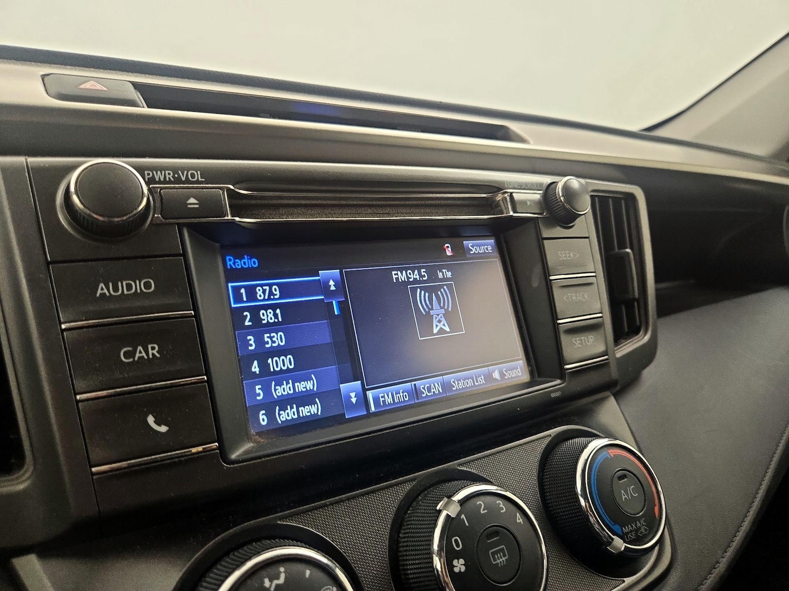 2015 Toyota RAV4 LE - Photo 16