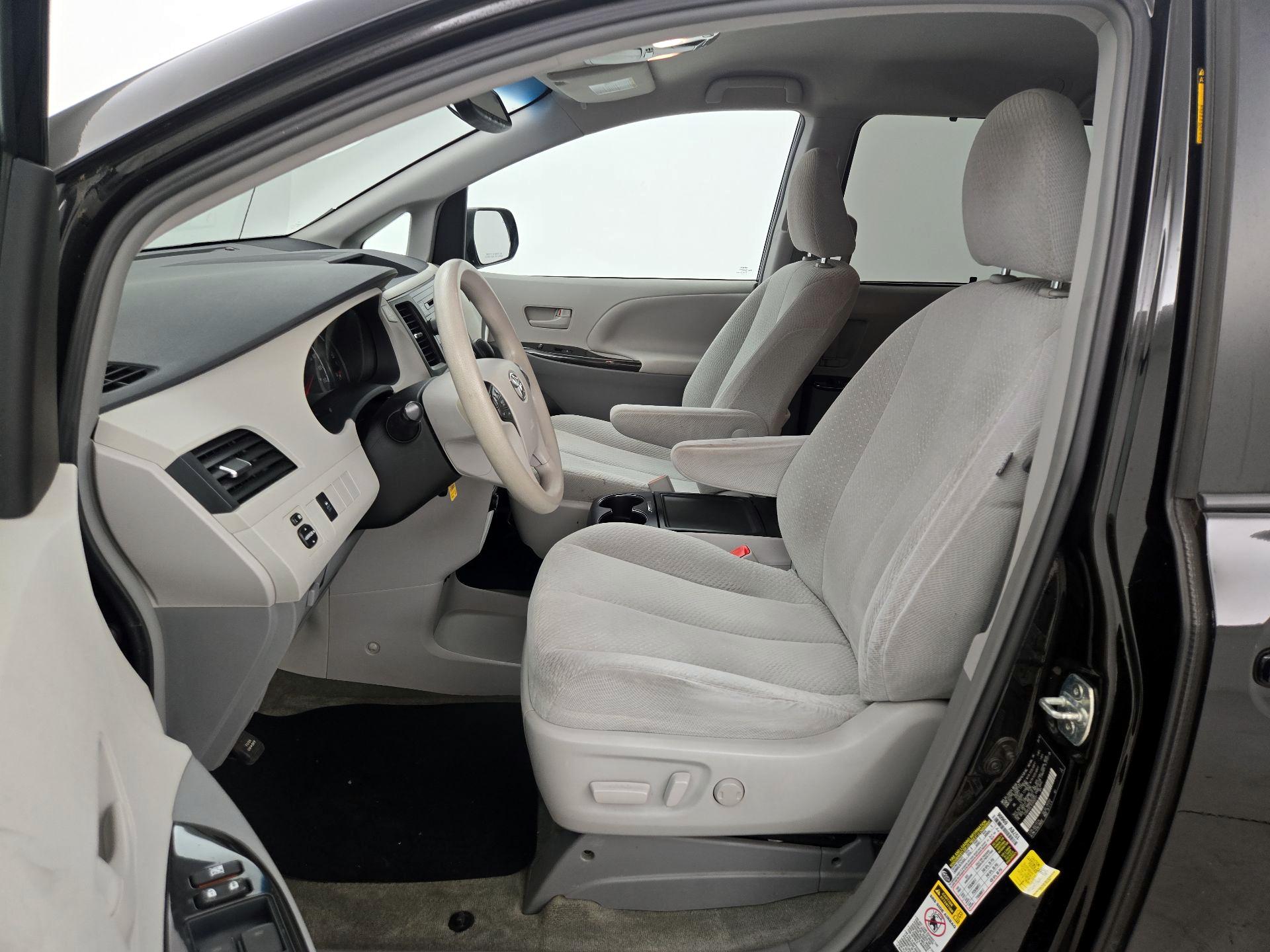 Thumbnail: 2014 Toyota Sienna - 11