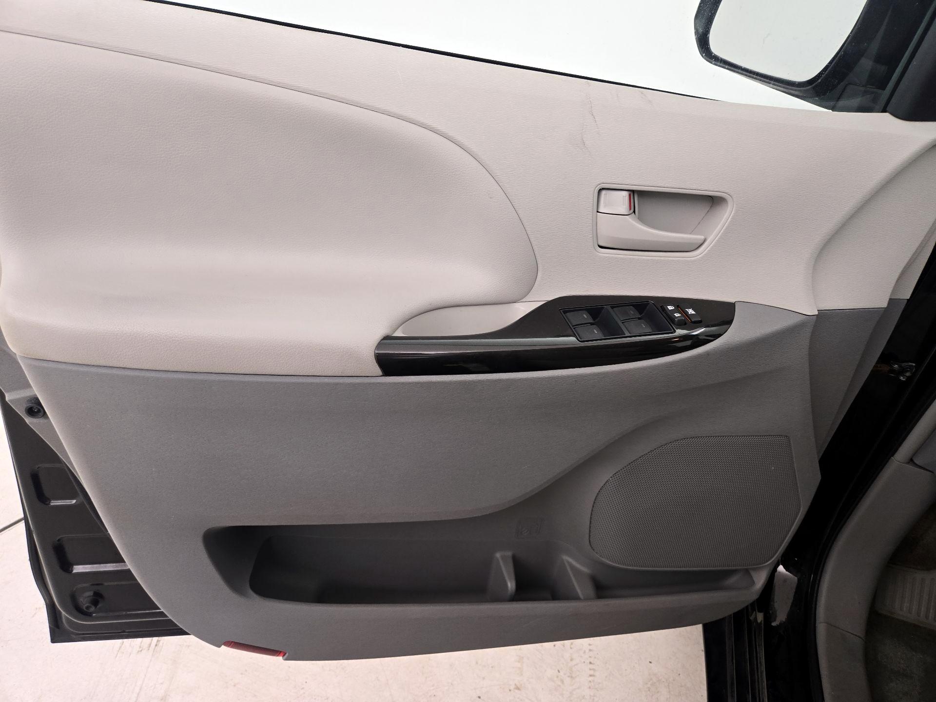 Thumbnail: 2014 Toyota Sienna - 12