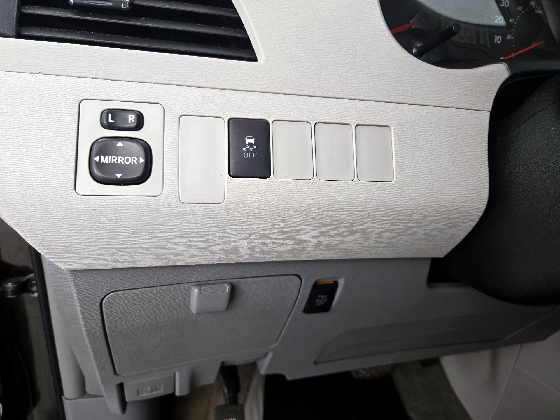 Thumbnail: 2014 Toyota Sienna - 13