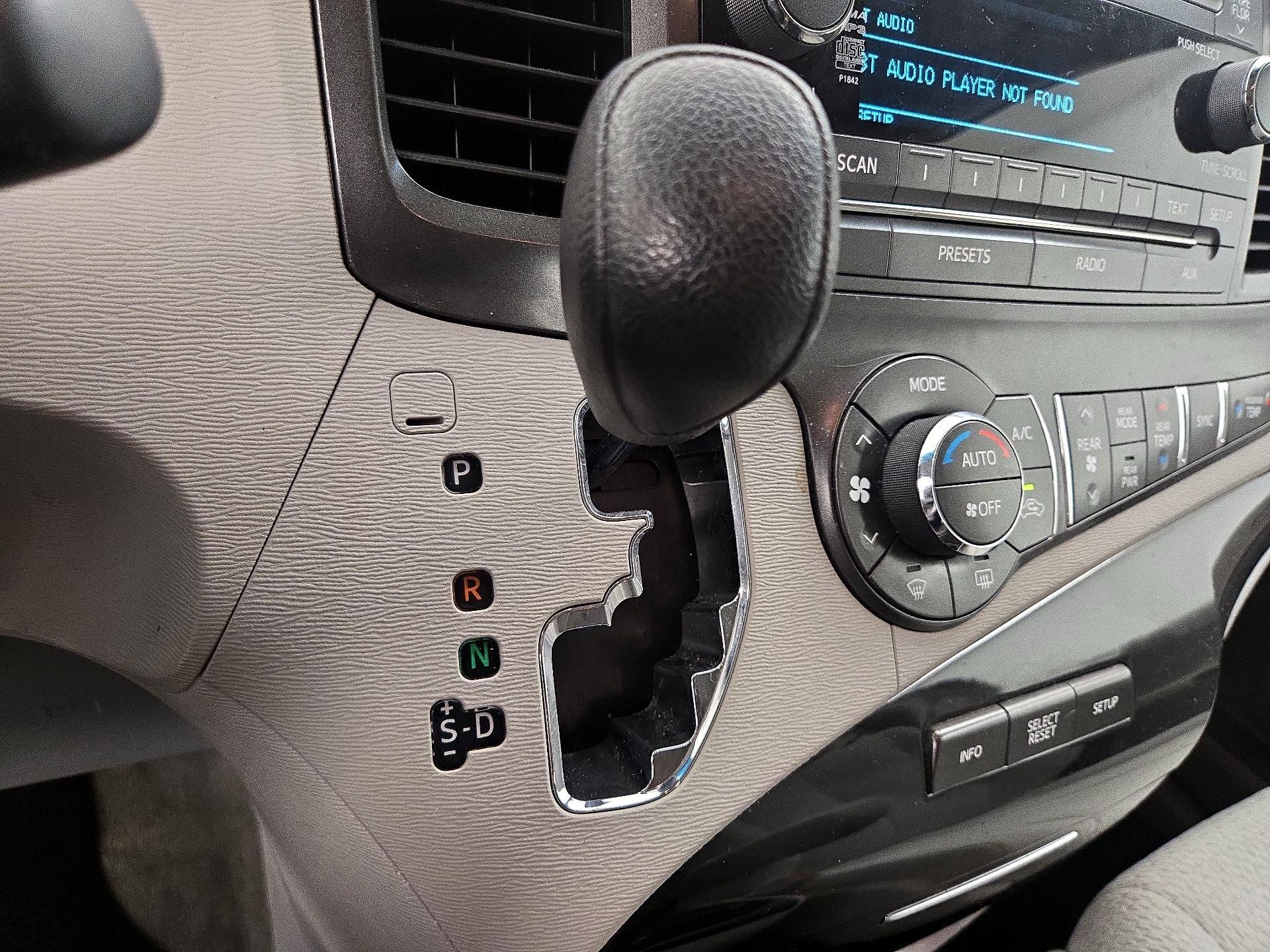 Thumbnail: 2014 Toyota Sienna - 17