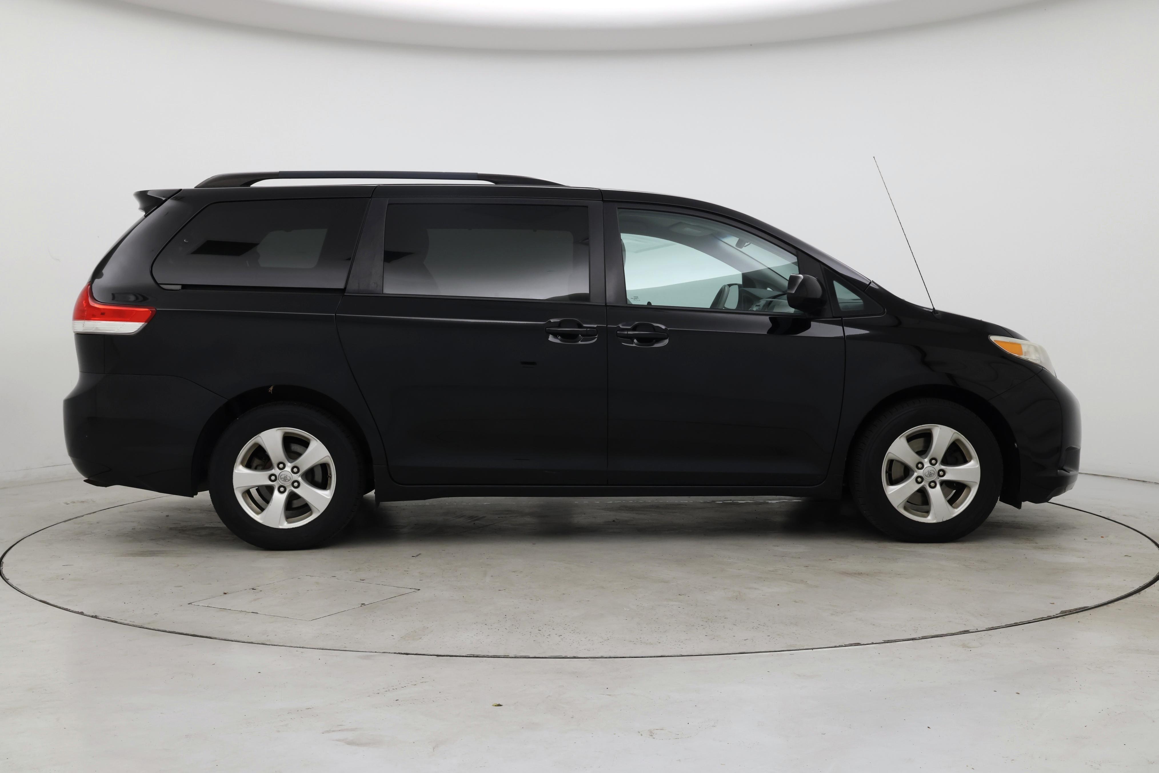 Thumbnail: 2014 Toyota Sienna - 7