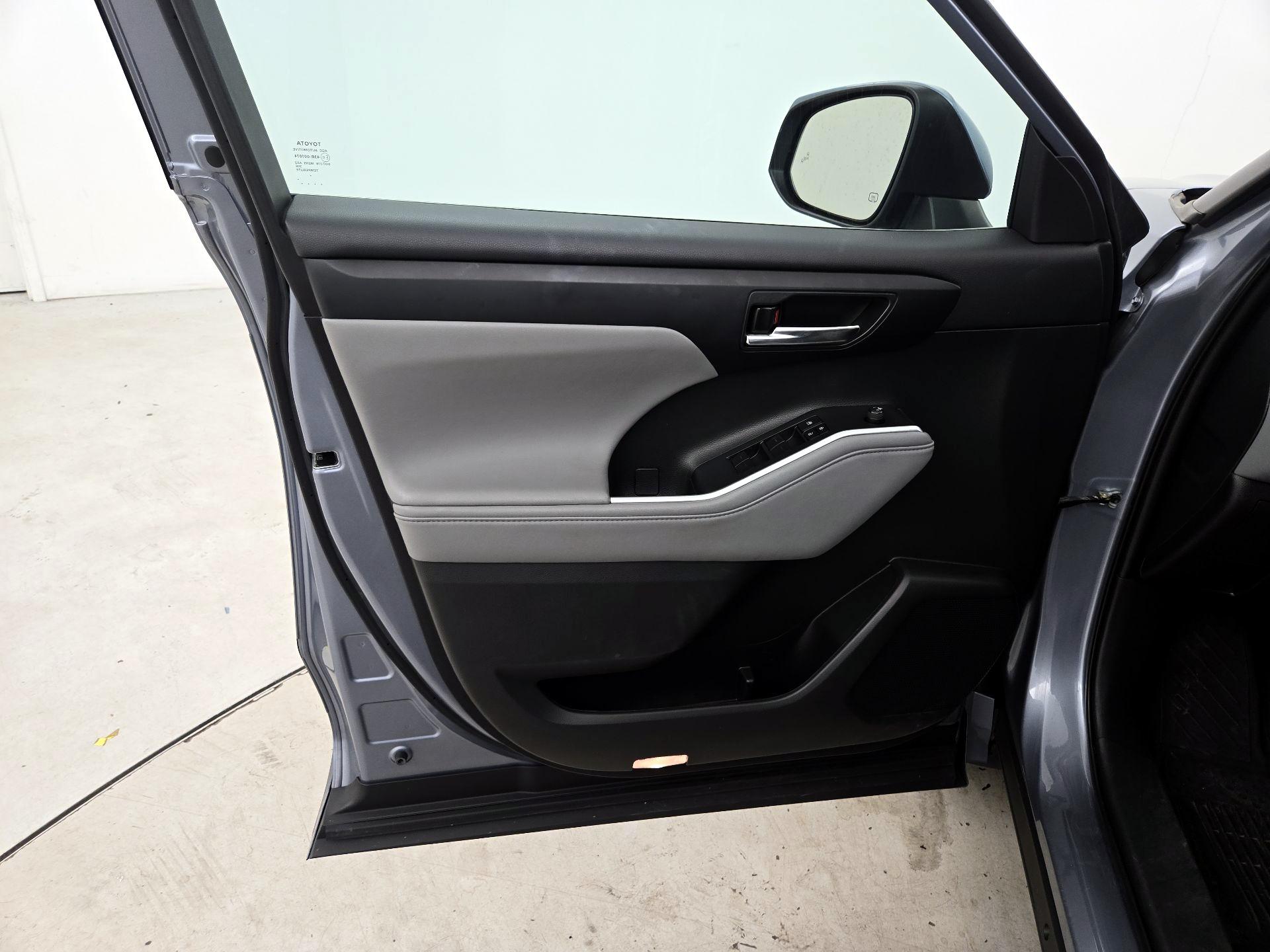 Thumbnail: 2022 Toyota Highlander - 12