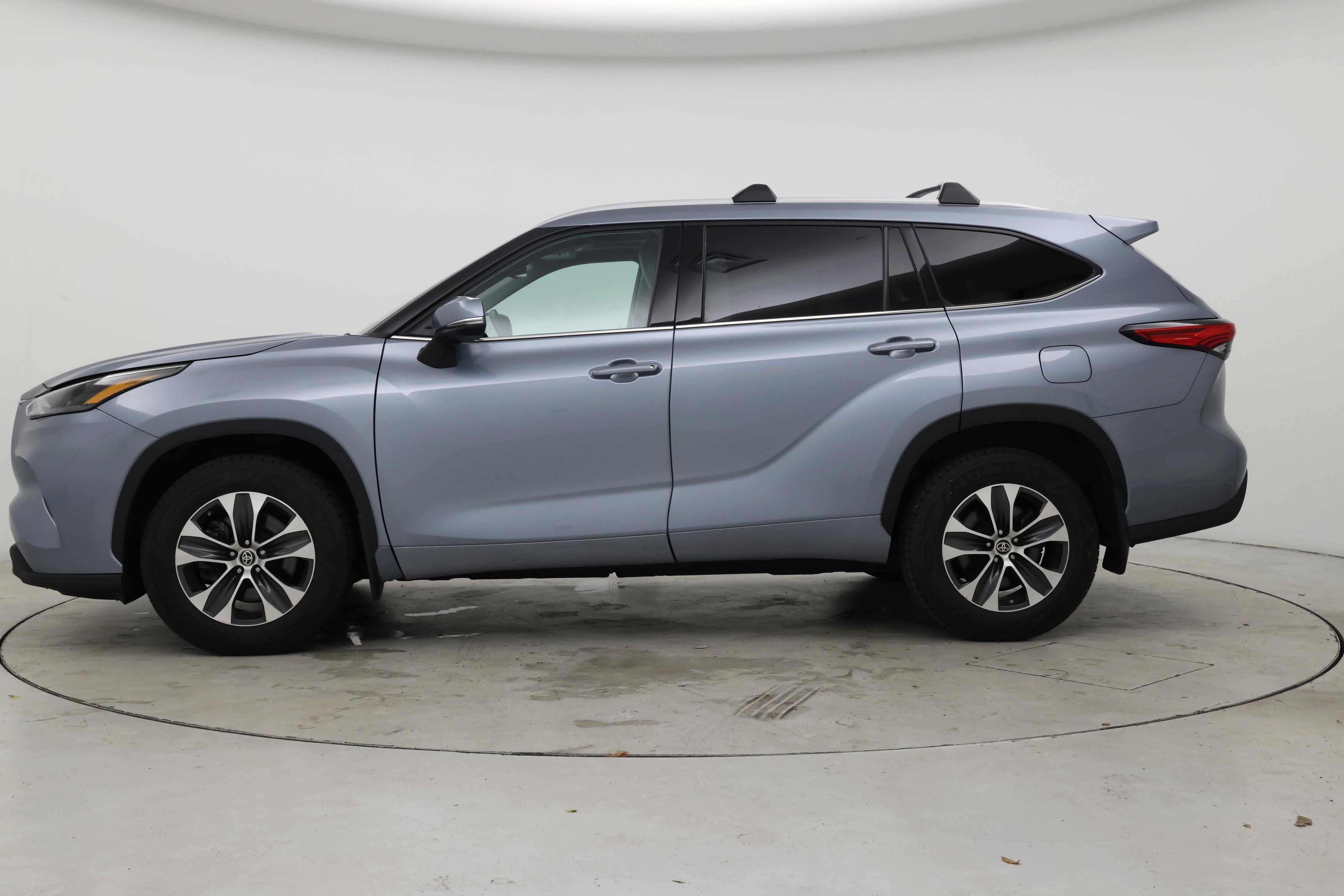 Thumbnail: 2022 Toyota Highlander - 3