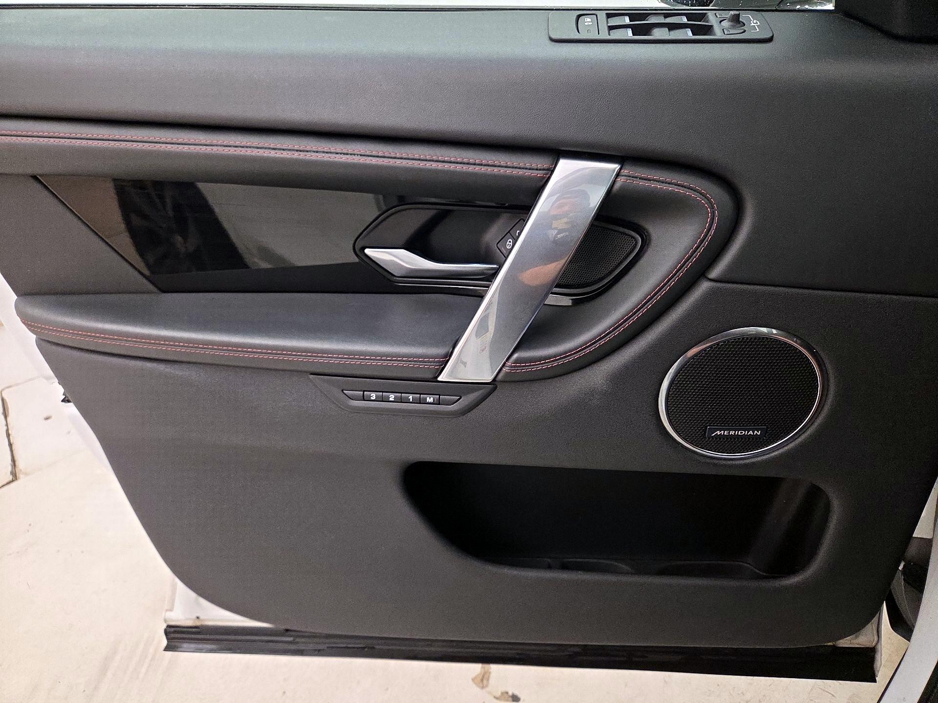 Thumbnail: 2020 Land Rover Discovery Sport - 12