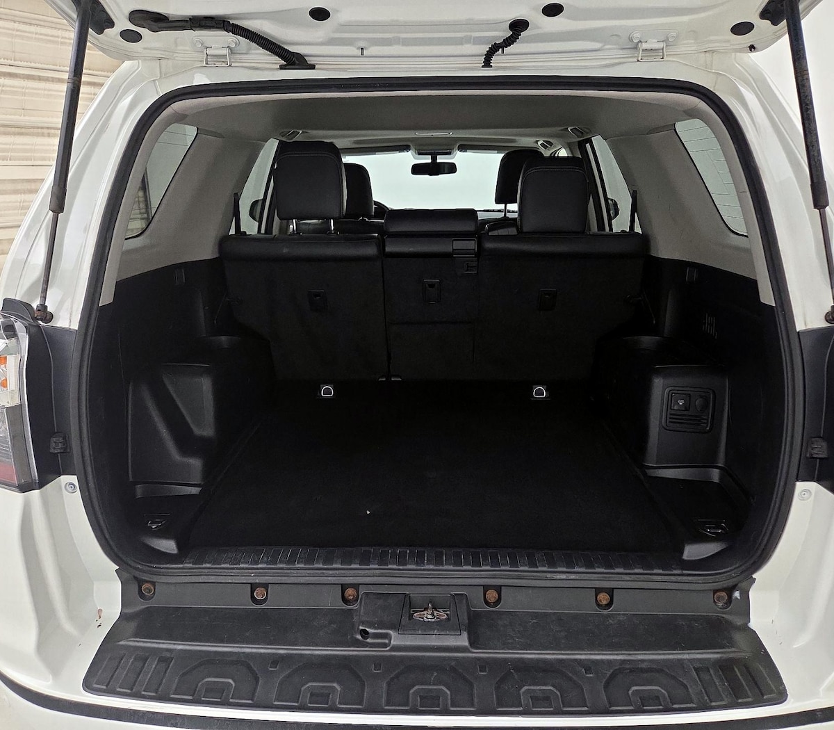 Trunk/Cargo (Seats Up)