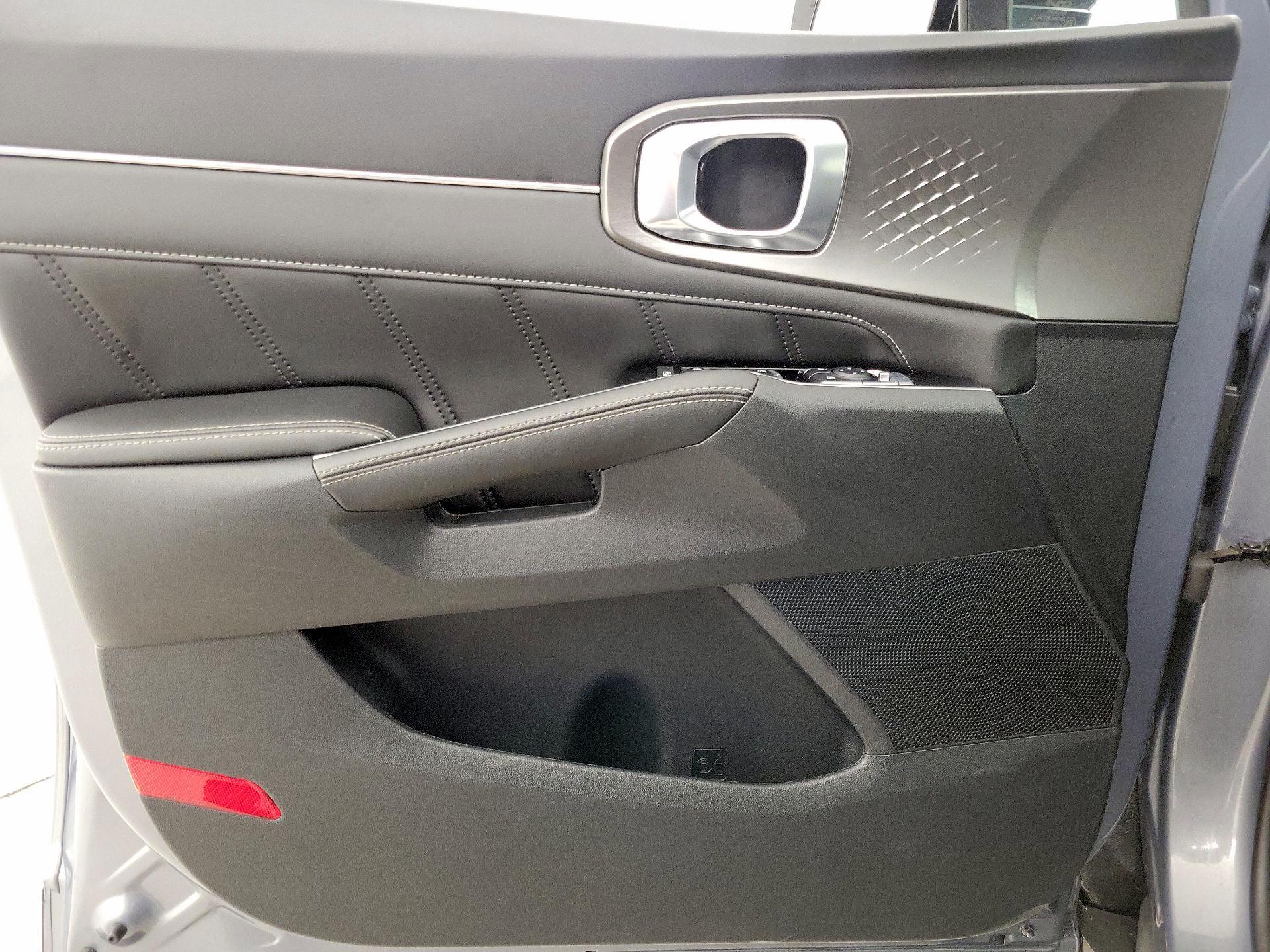 Thumbnail: 2023 Kia Sorento - 12