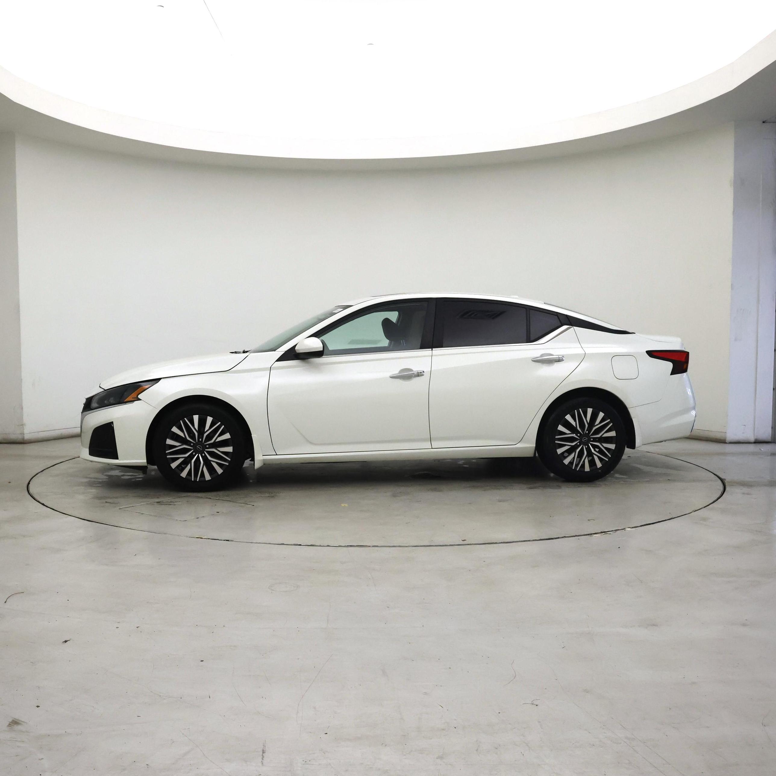 Thumbnail: 2023 Nissan Altima - 3