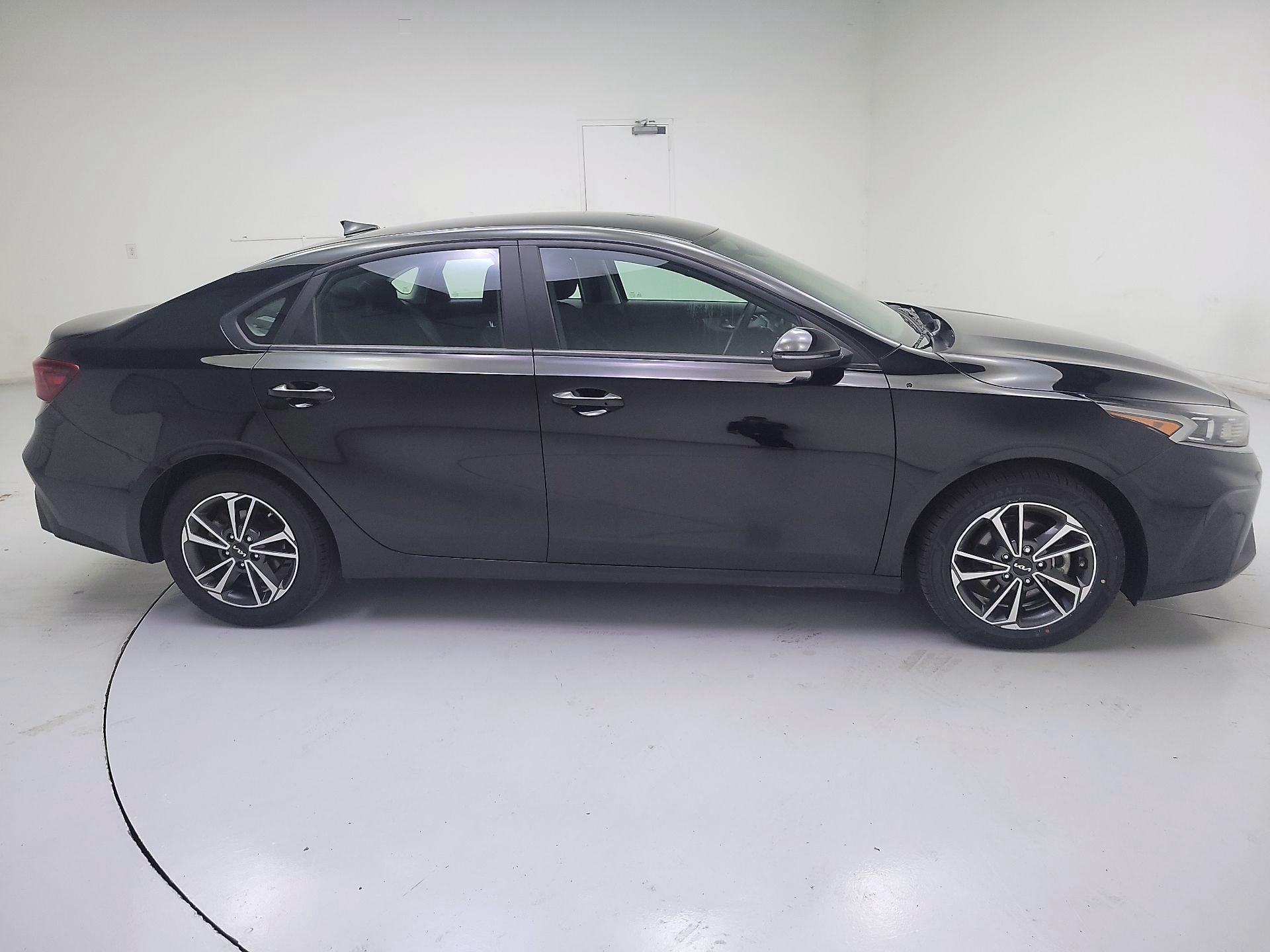 Thumbnail: 2023 Kia Forte - 4