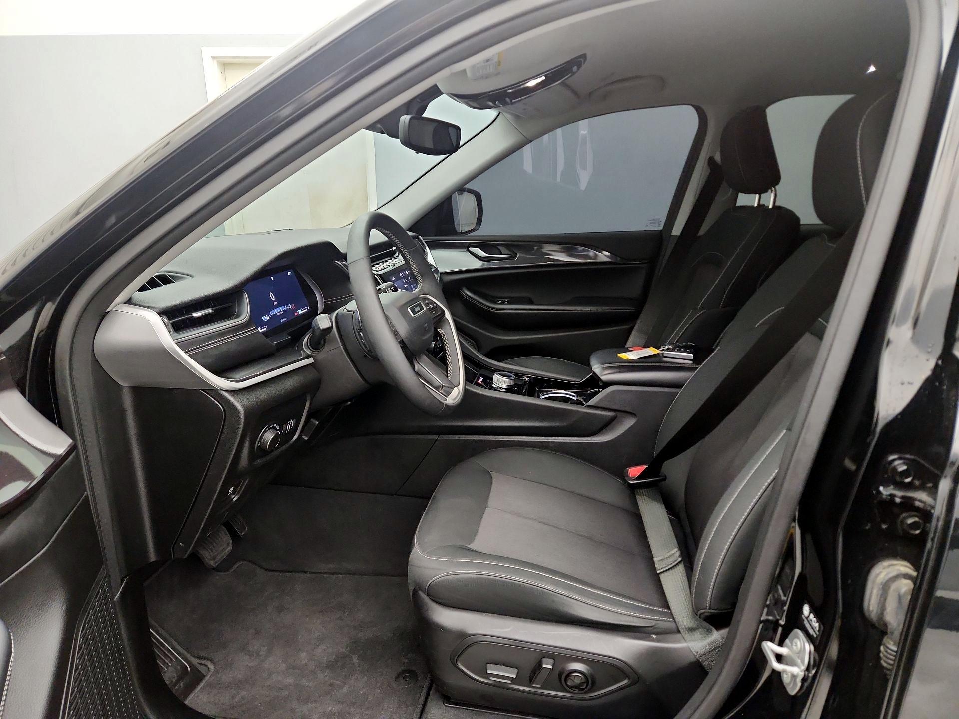 Thumbnail: 2023 Jeep Grand Cherokee - 11