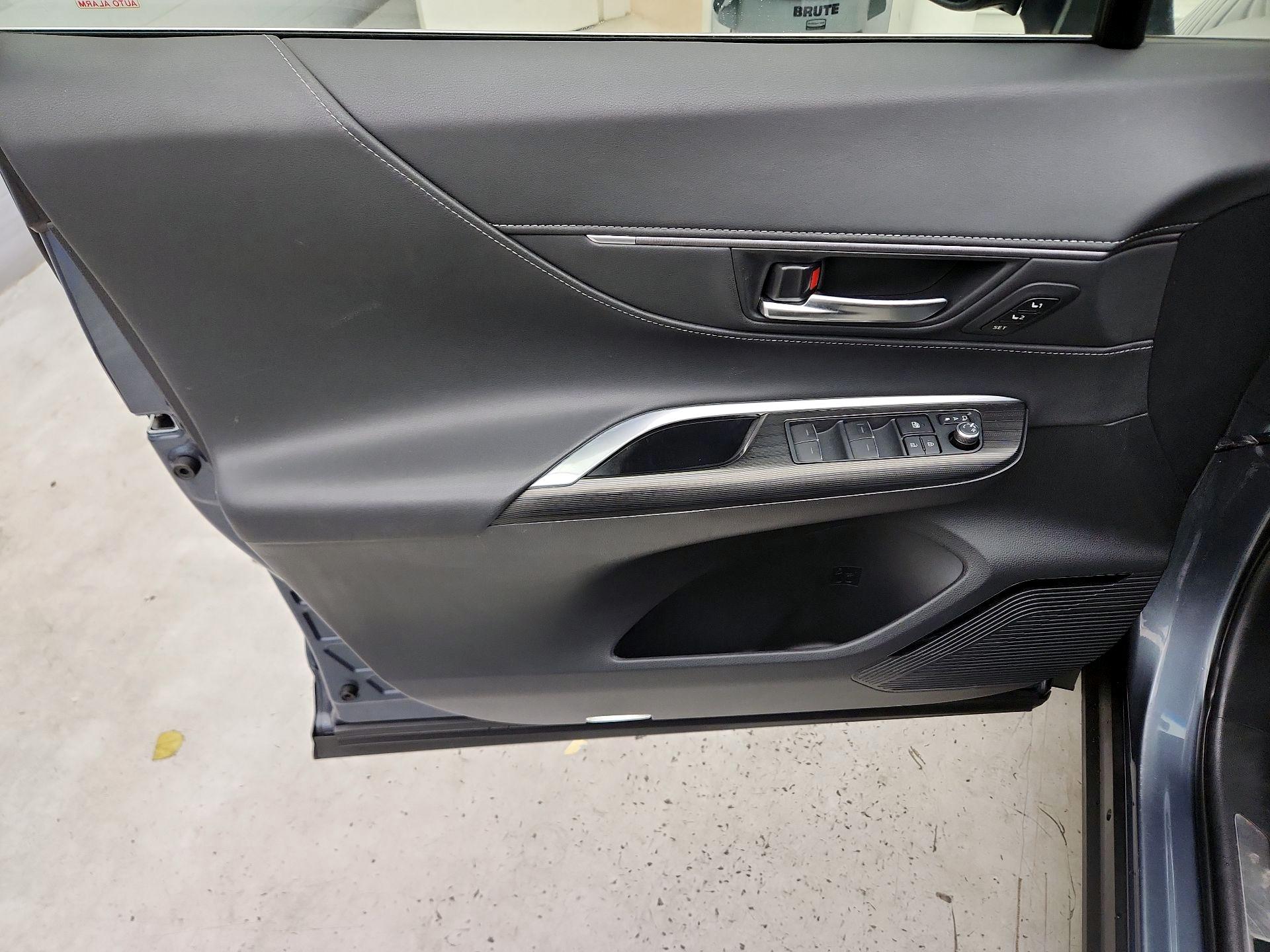 Thumbnail: 2021 Toyota Venza - 12