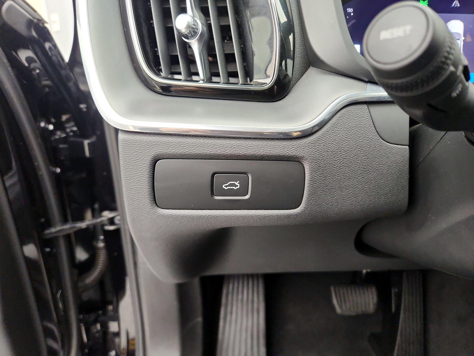 Thumbnail: 2024 Volvo XC60 - 13