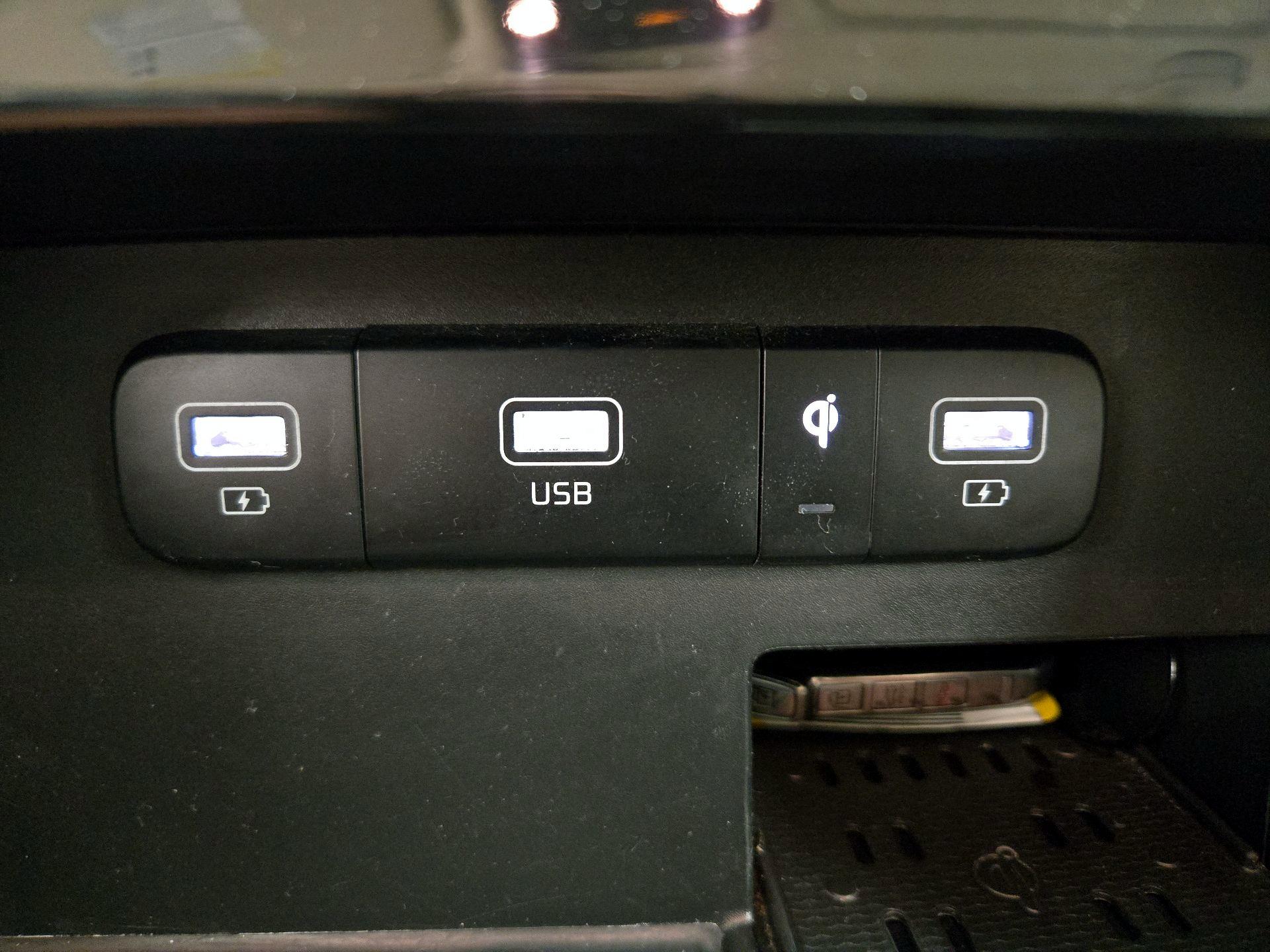 Thumbnail: 2022 Kia Carnival - 19