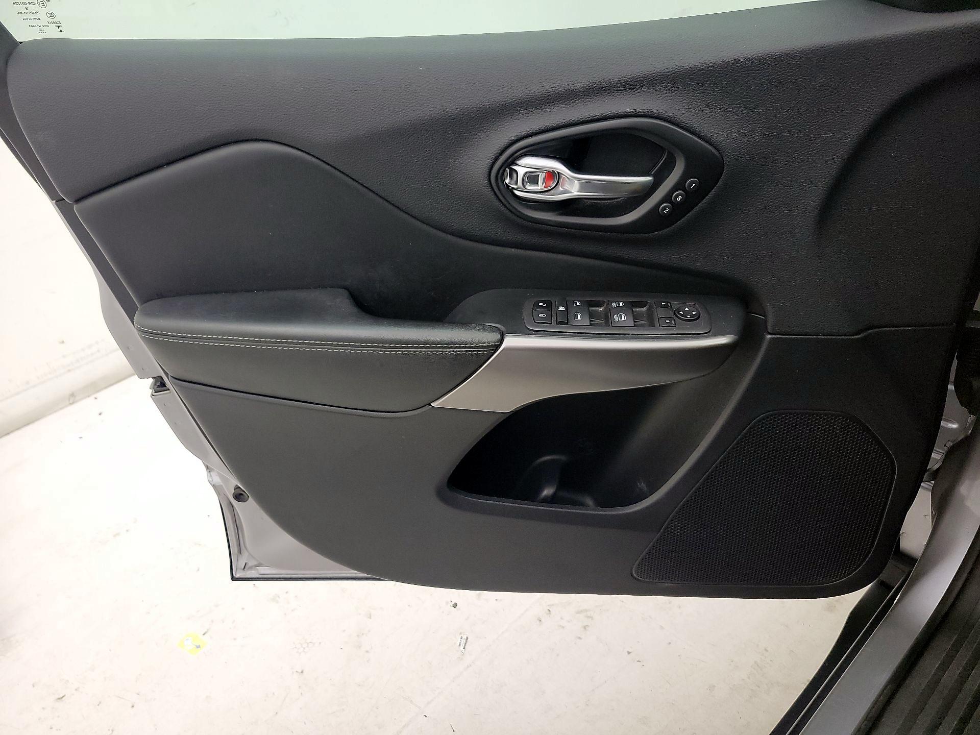 Thumbnail: 2022 Jeep Cherokee - 10