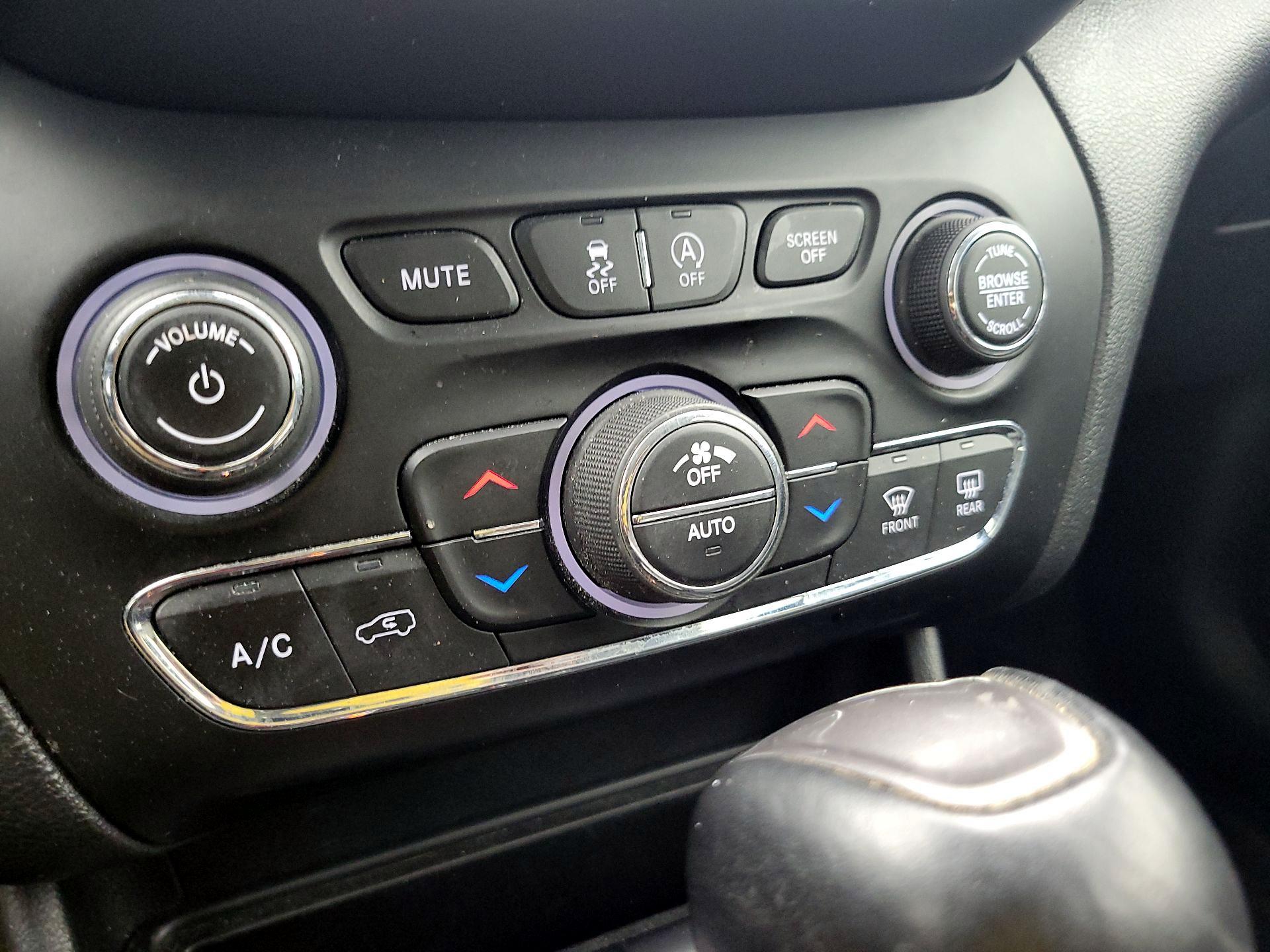 Thumbnail: 2022 Jeep Cherokee - 14