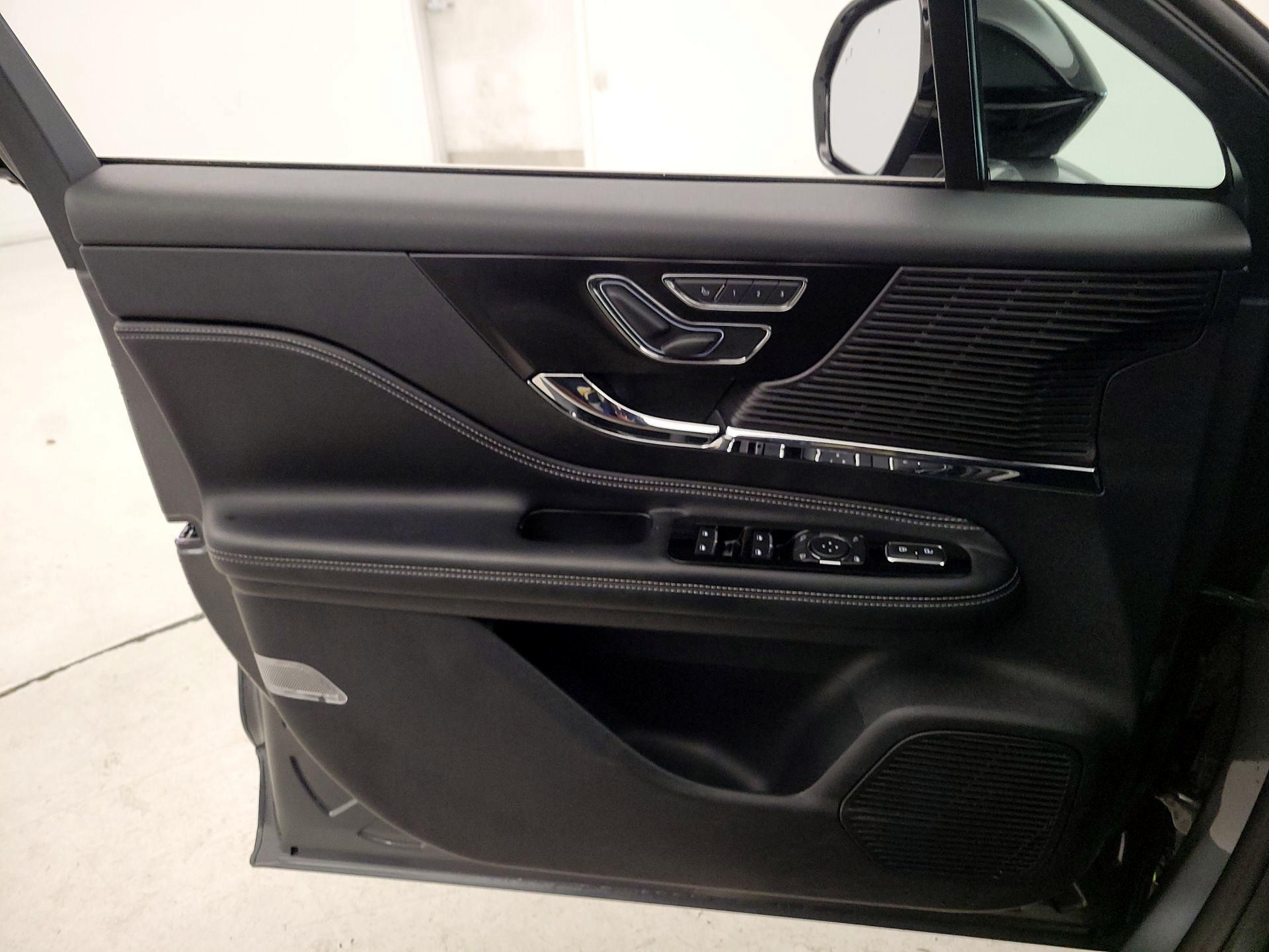 Thumbnail: 2022 Lincoln Corsair - 12