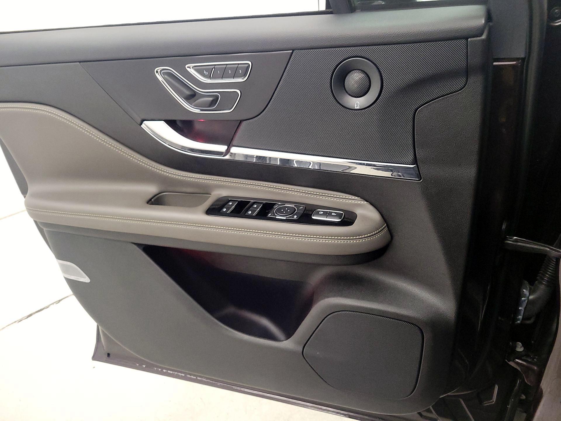 Thumbnail: 2023 Lincoln Corsair - 12