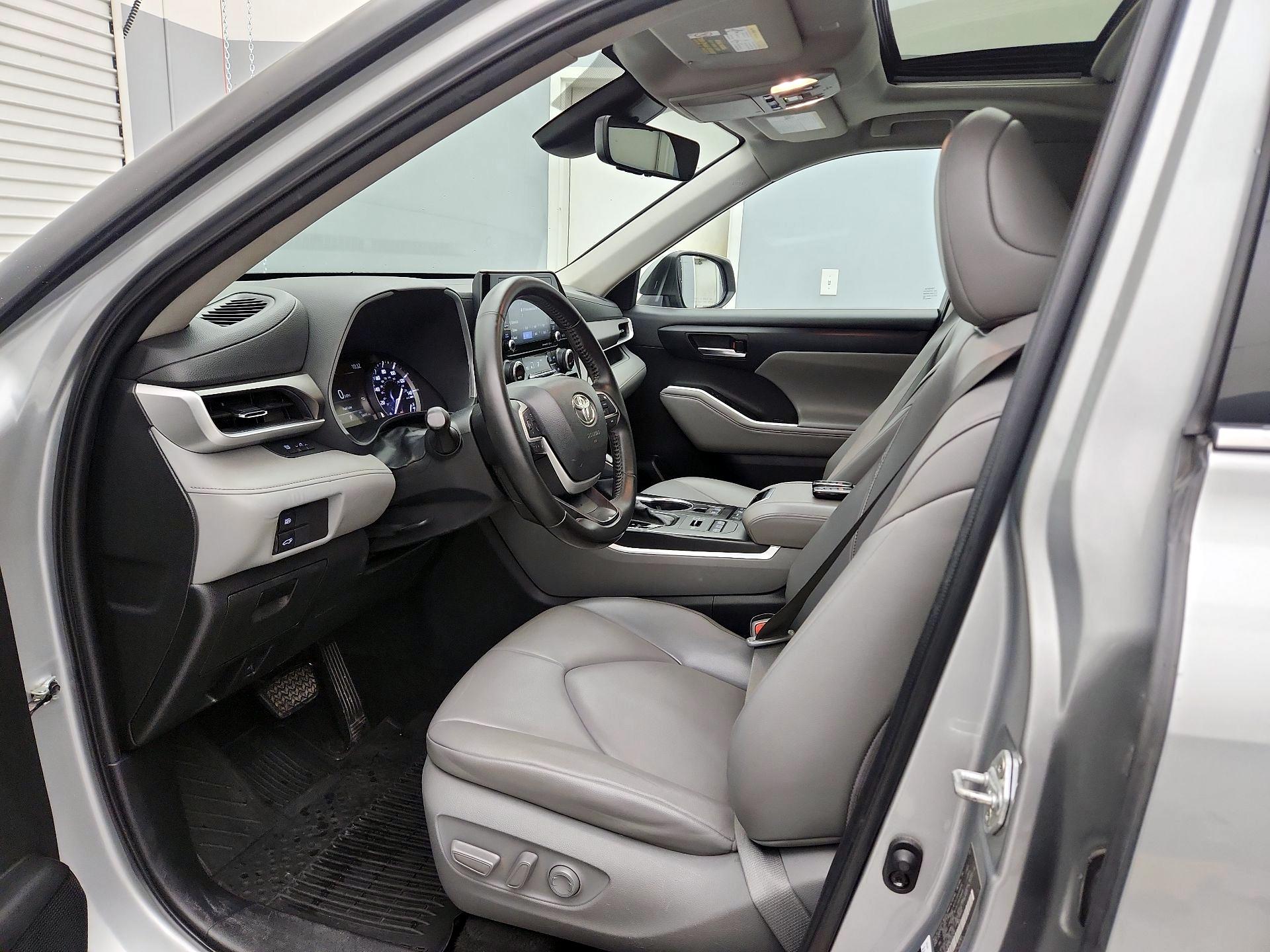 Thumbnail: 2022 Toyota Highlander - 11