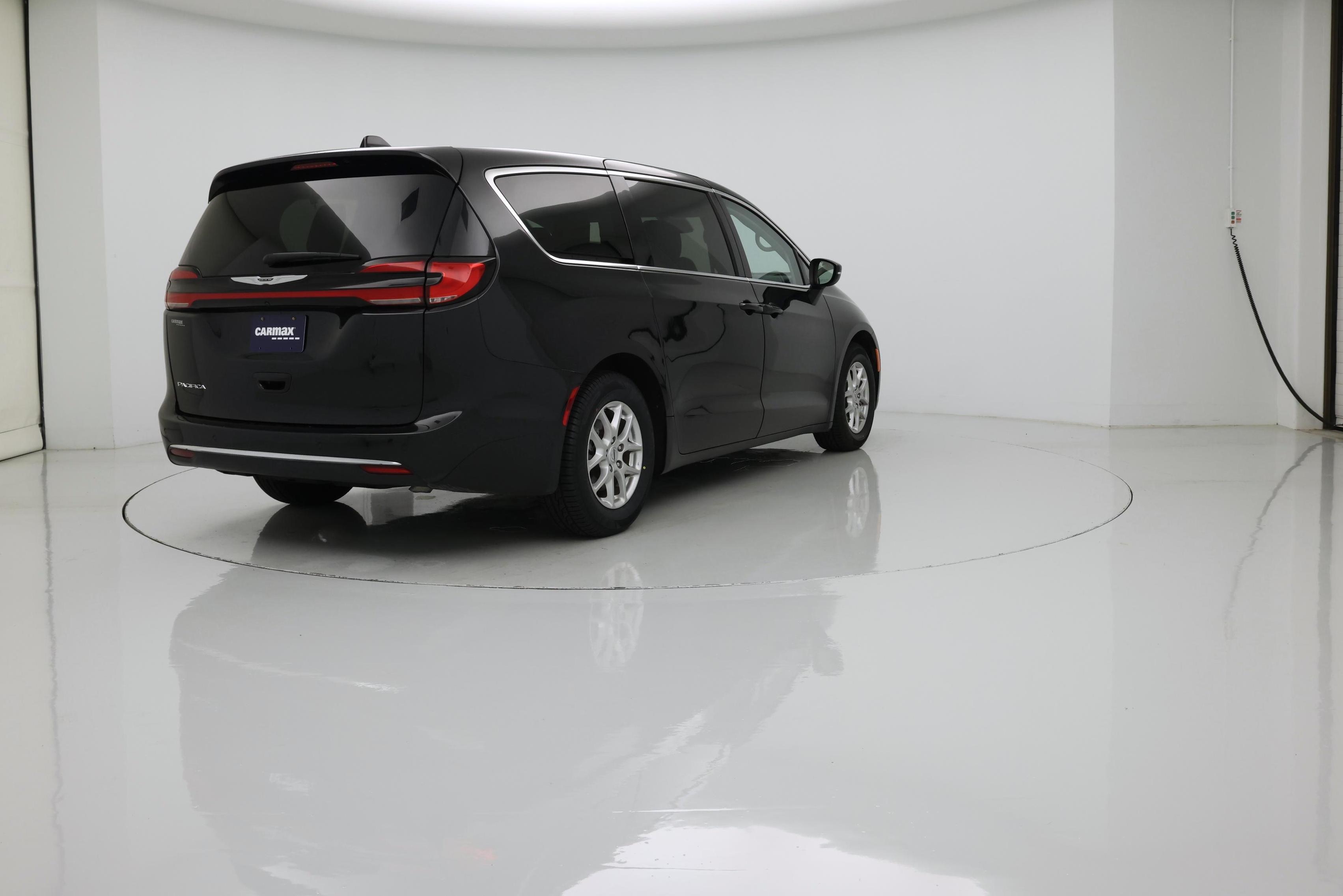 Thumbnail: 2023 Chrysler Pacifica - 8
