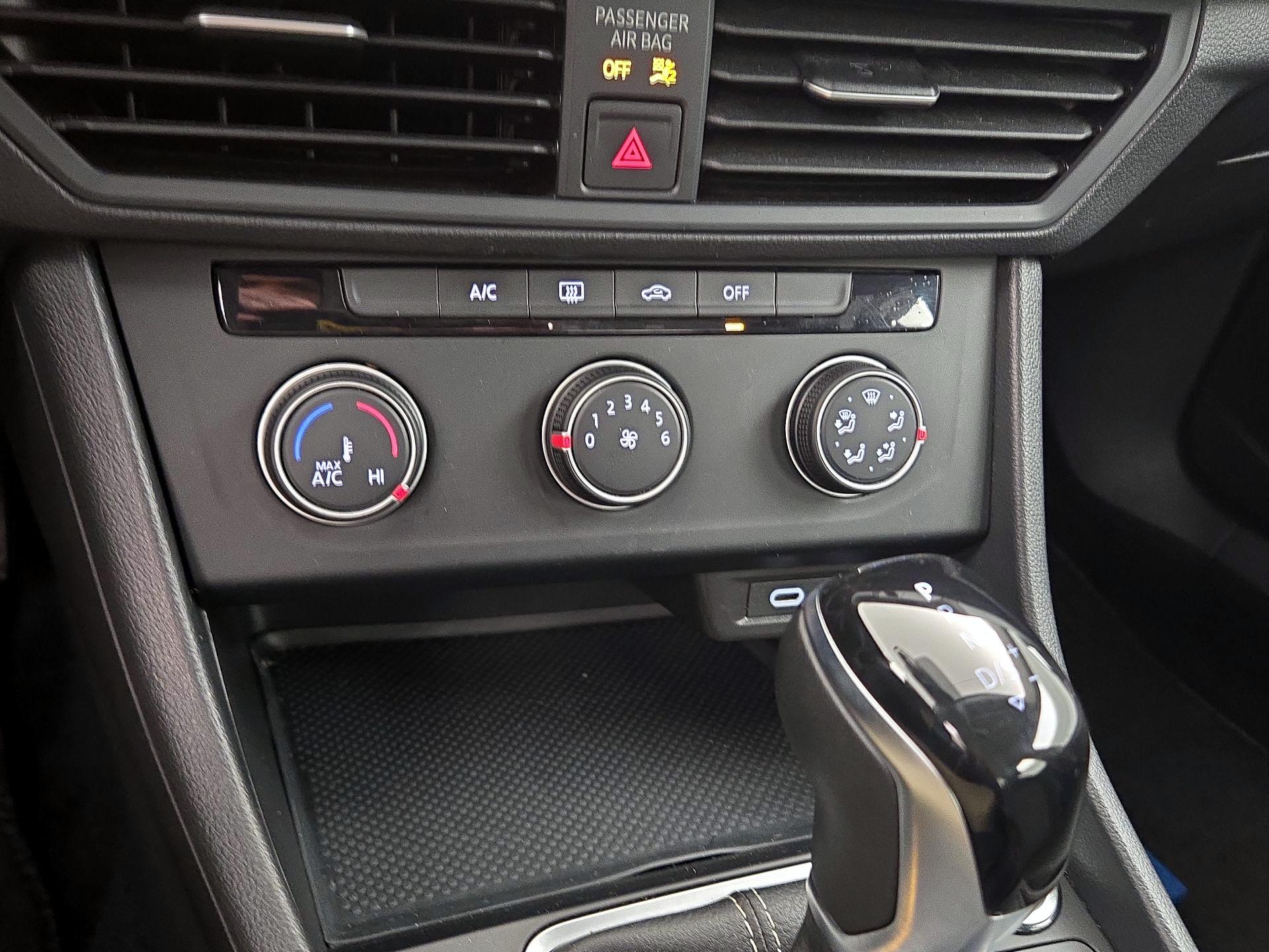 Thumbnail: 2024 Volkswagen Jetta - 16