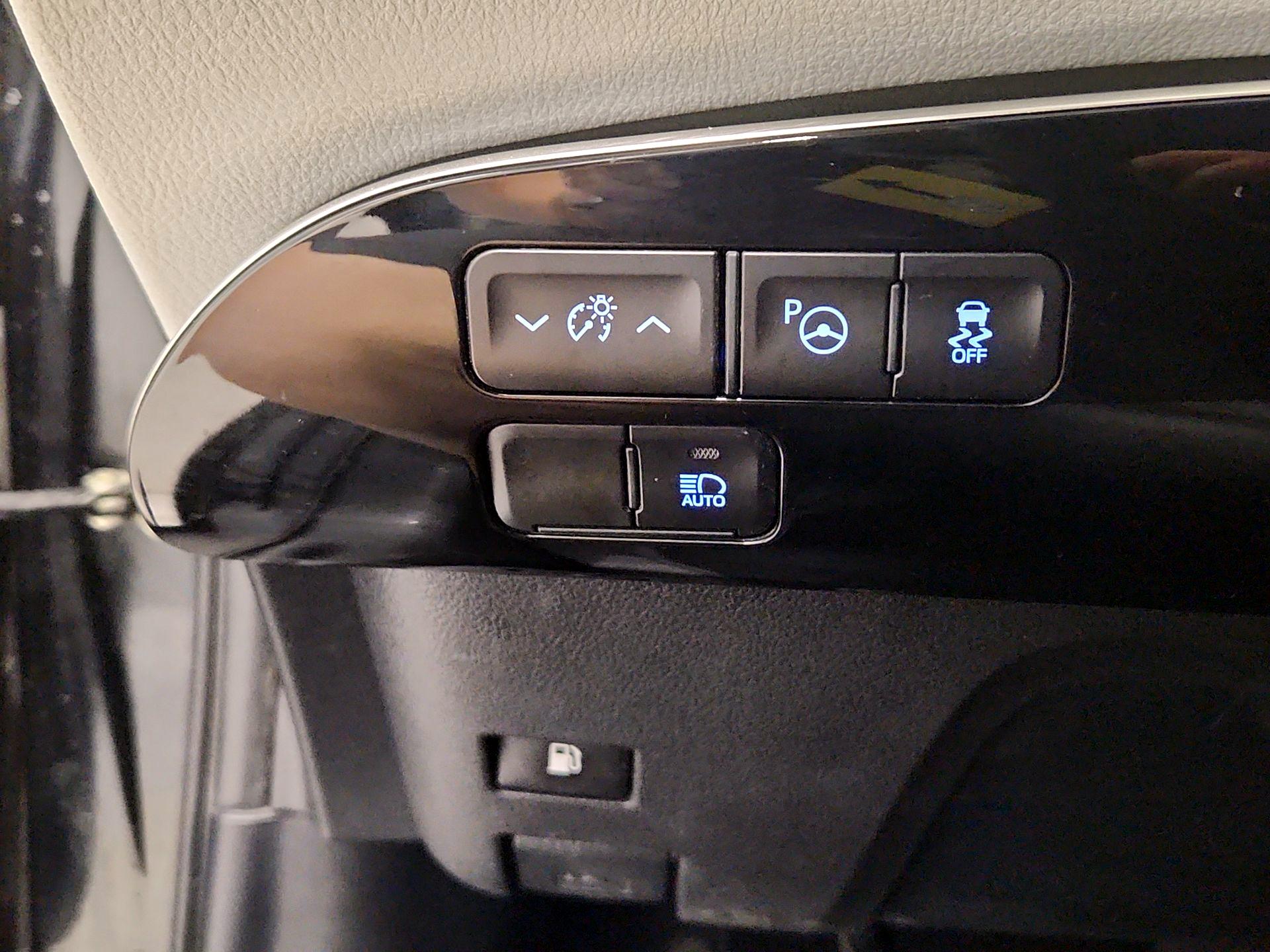 Thumbnail: 2022 Toyota Prius - 13